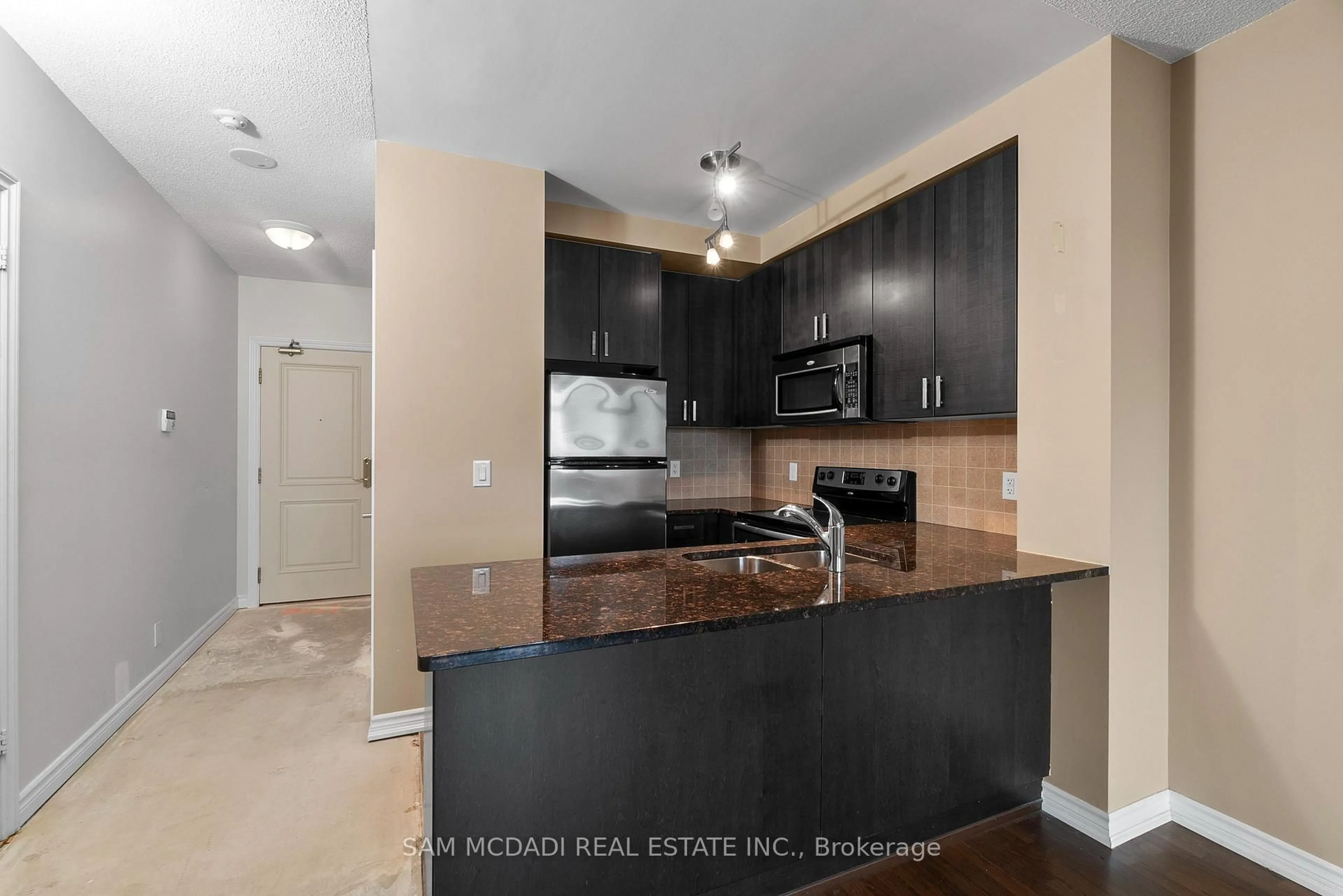 Standard kitchen, ceramic/tile floor for 9235 Jane St #1616, Vaughan Ontario L6A 0J8