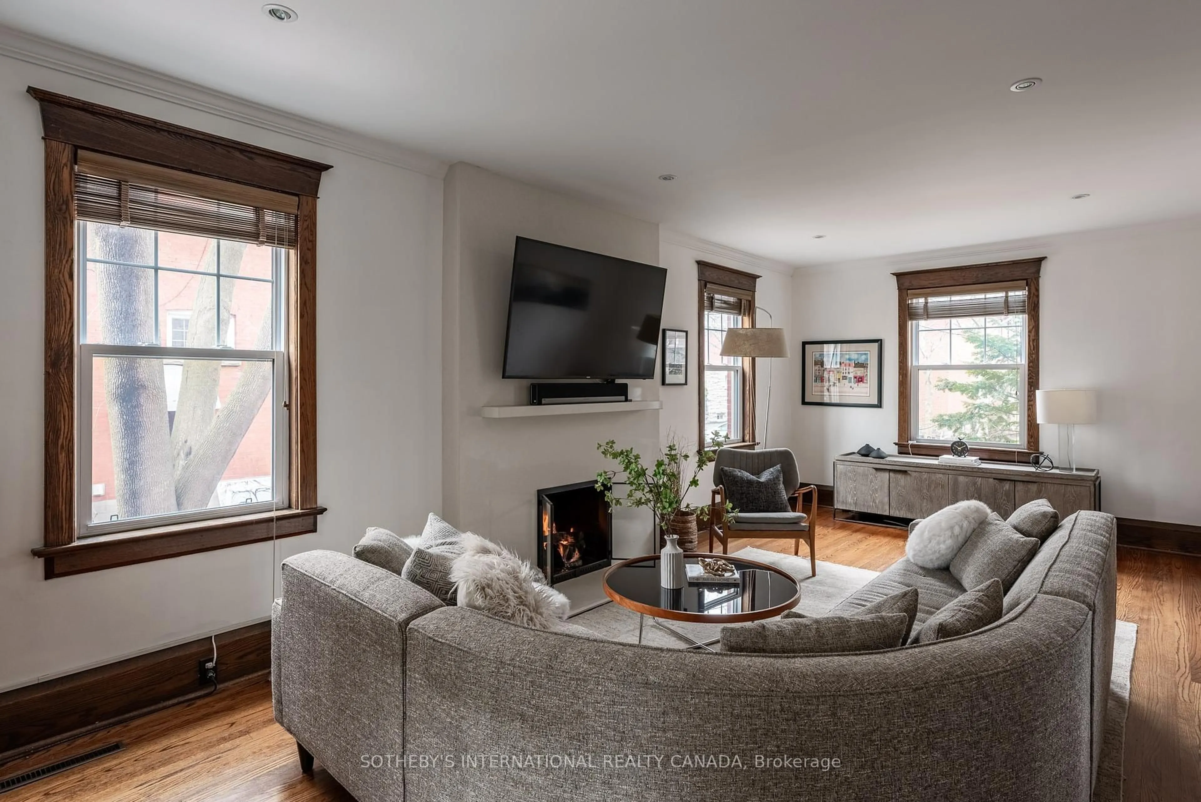 Living room with furniture, unknown for 77 Catherine Ave, Aurora Ontario L4G 1K6