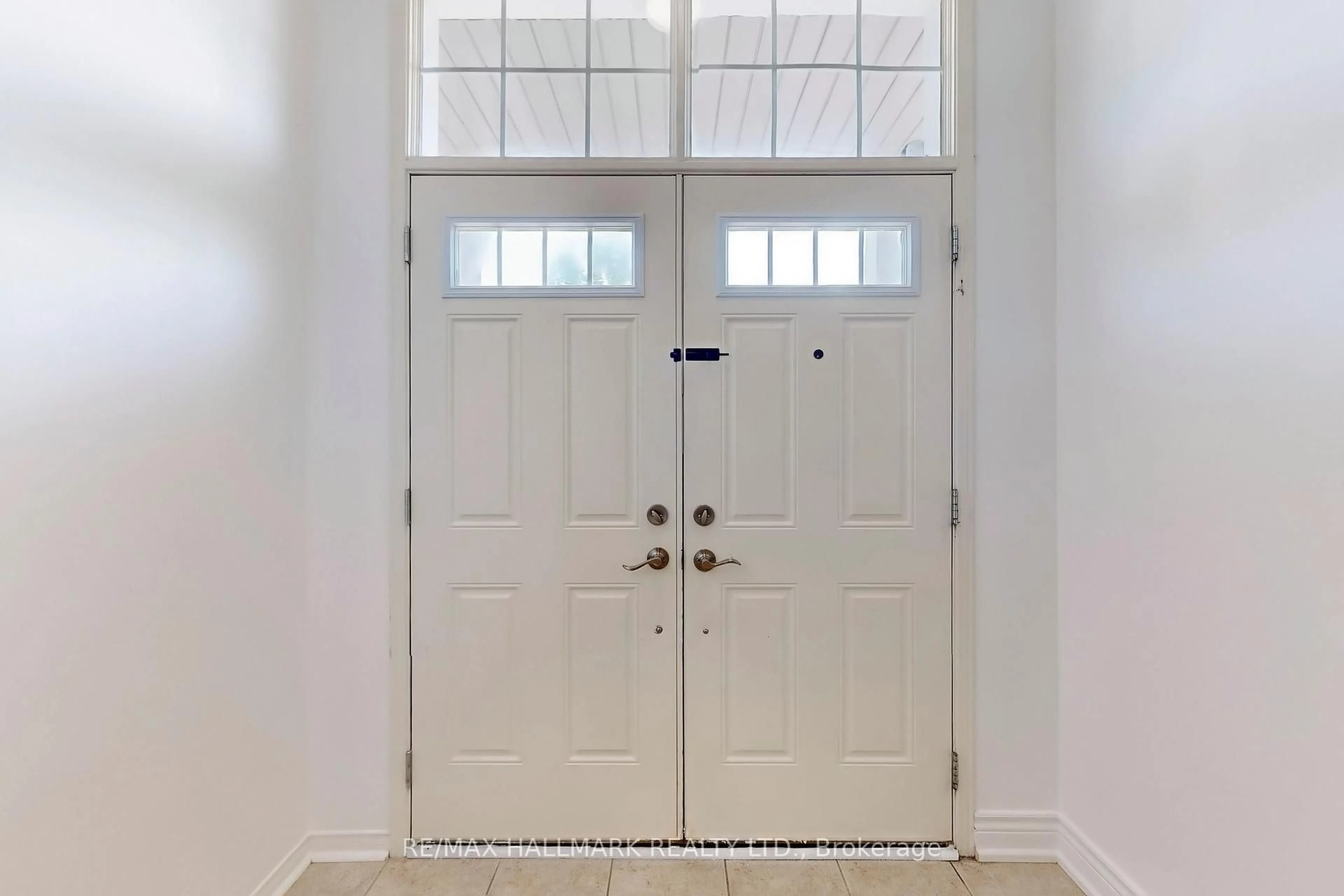 Indoor entryway for 10 Chambersburg Way, Whitchurch-Stouffville Ontario L4A 0P3