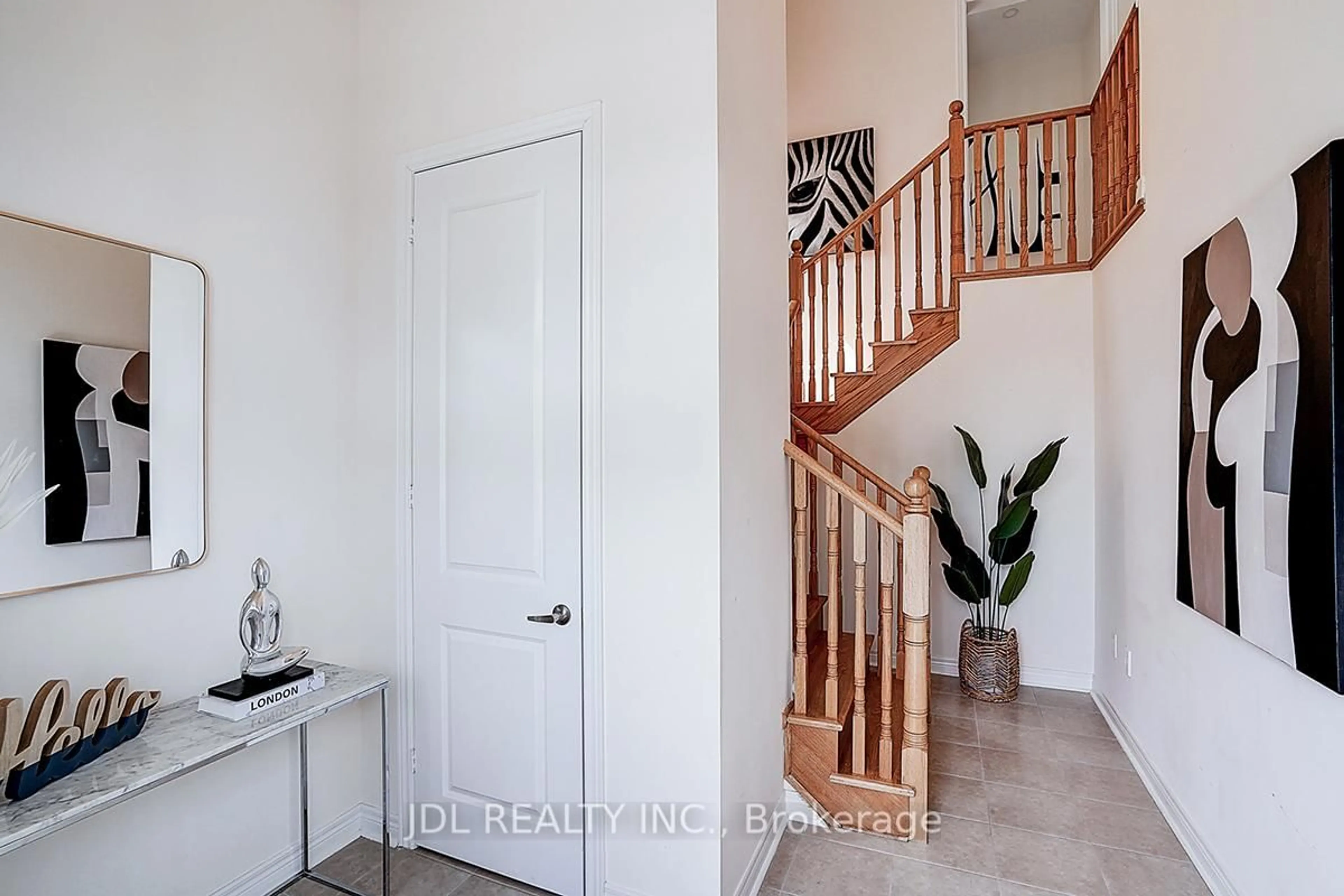 Indoor entryway for 10 Caine St, Richmond Hill Ontario L4S 0H2