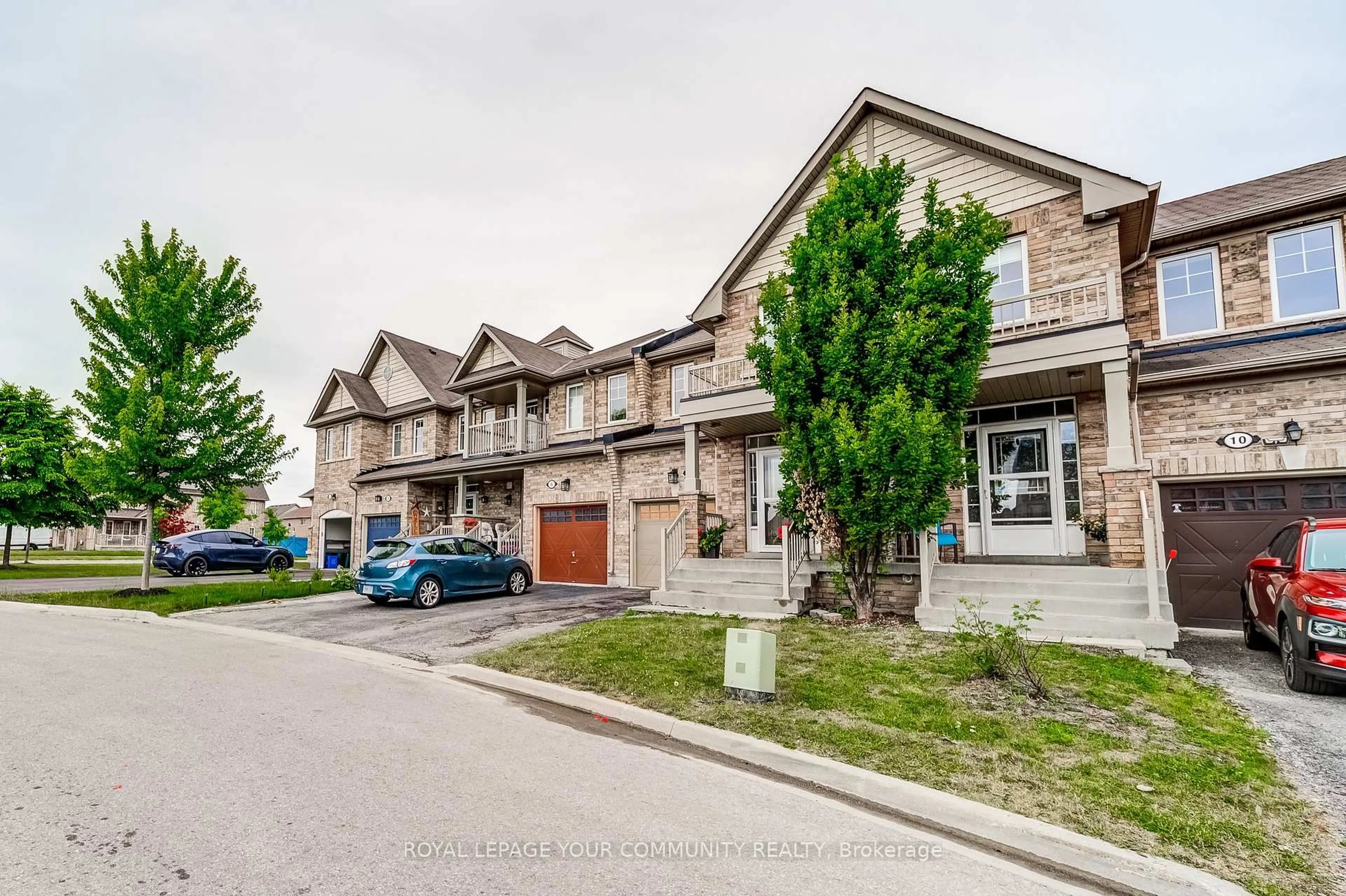 A pic from outside/outdoor area/front of a property/back of a property/a pic from drone, street for 8 Beechener St, Georgina Ontario L0E 1R0