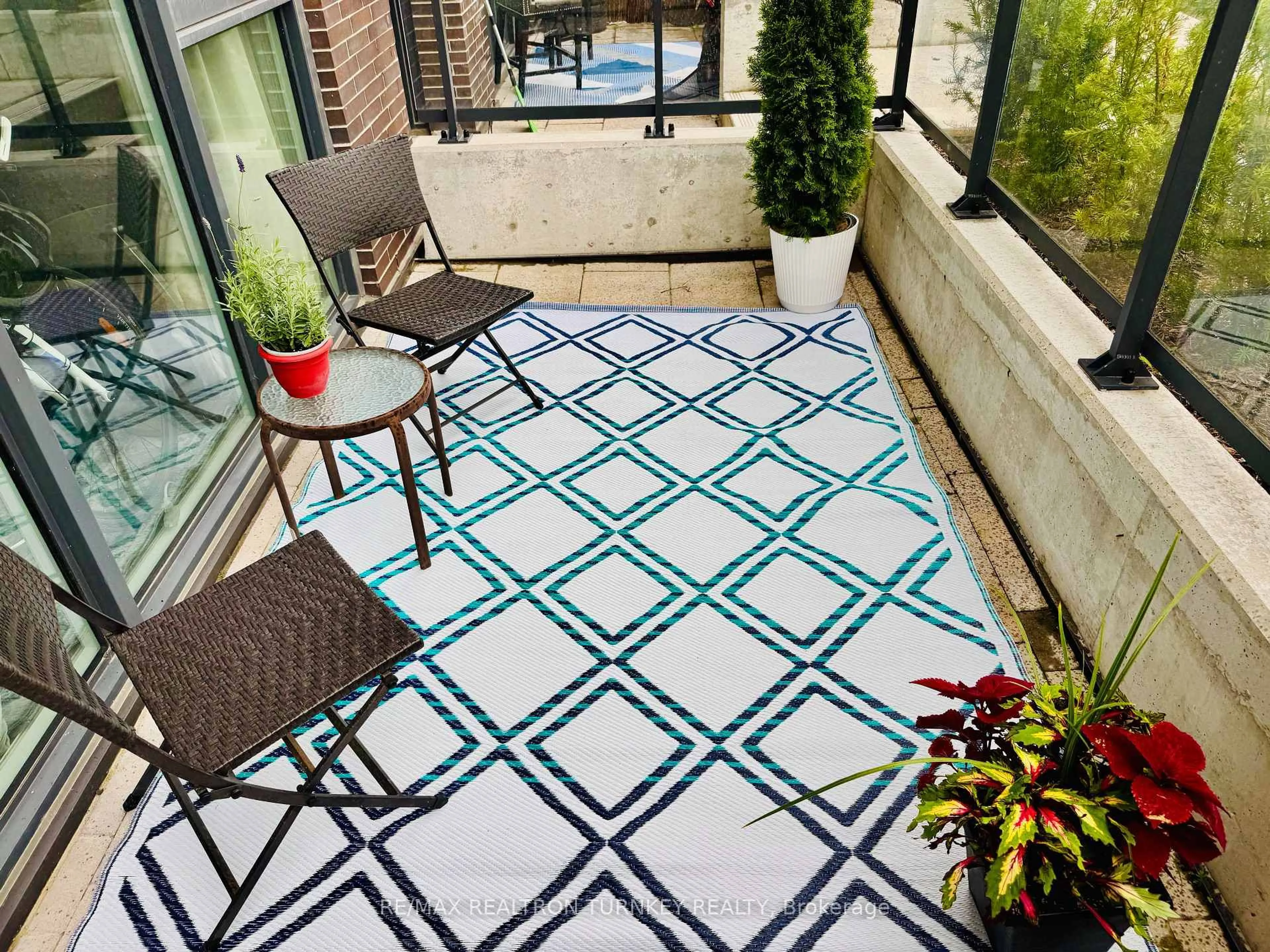 Patio, street for 185 Deerfield Rd #018, Newmarket Ontario L3Y 0G7