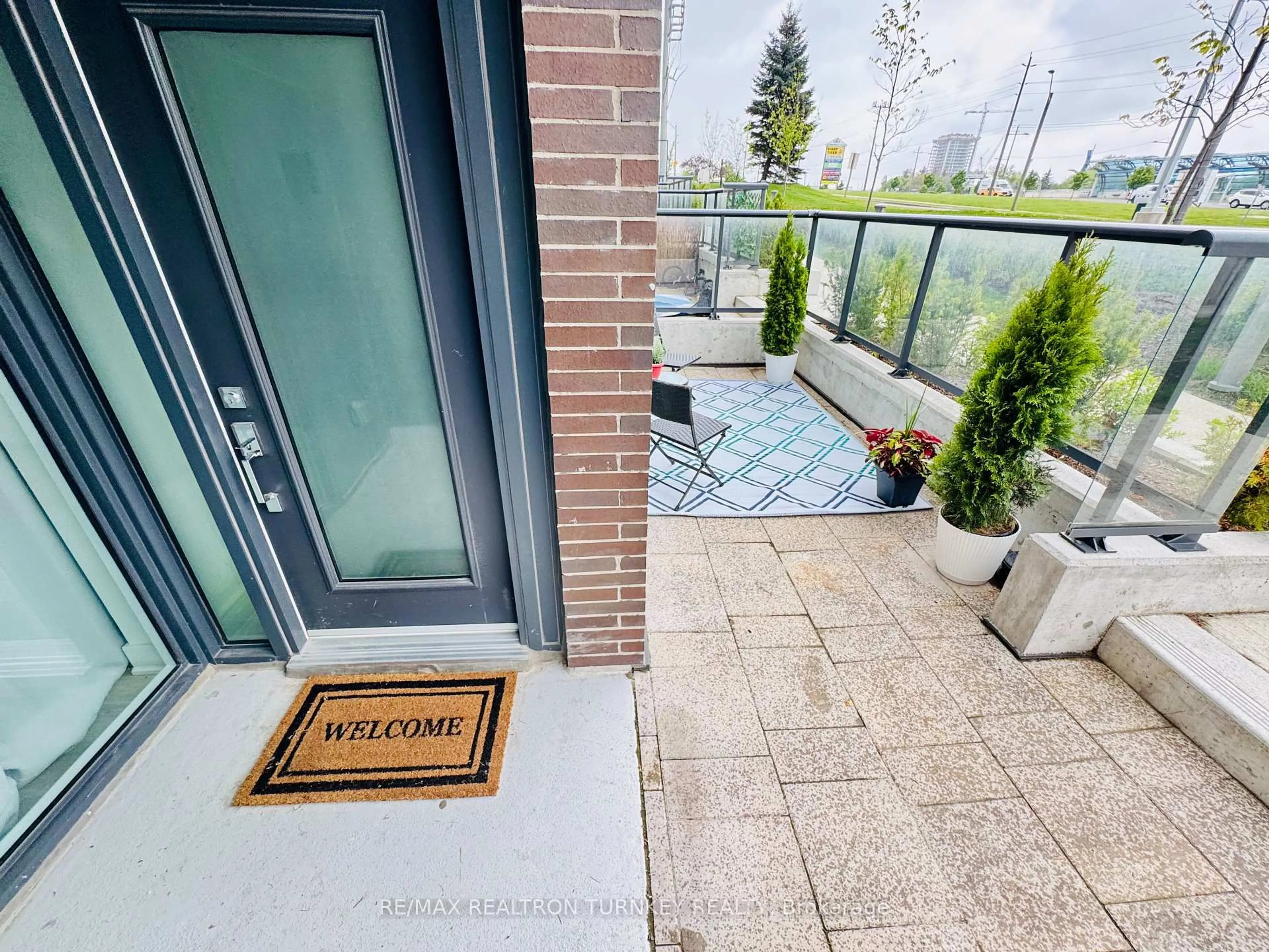 Indoor entryway for 185 Deerfield Rd #018, Newmarket Ontario L3Y 0G7
