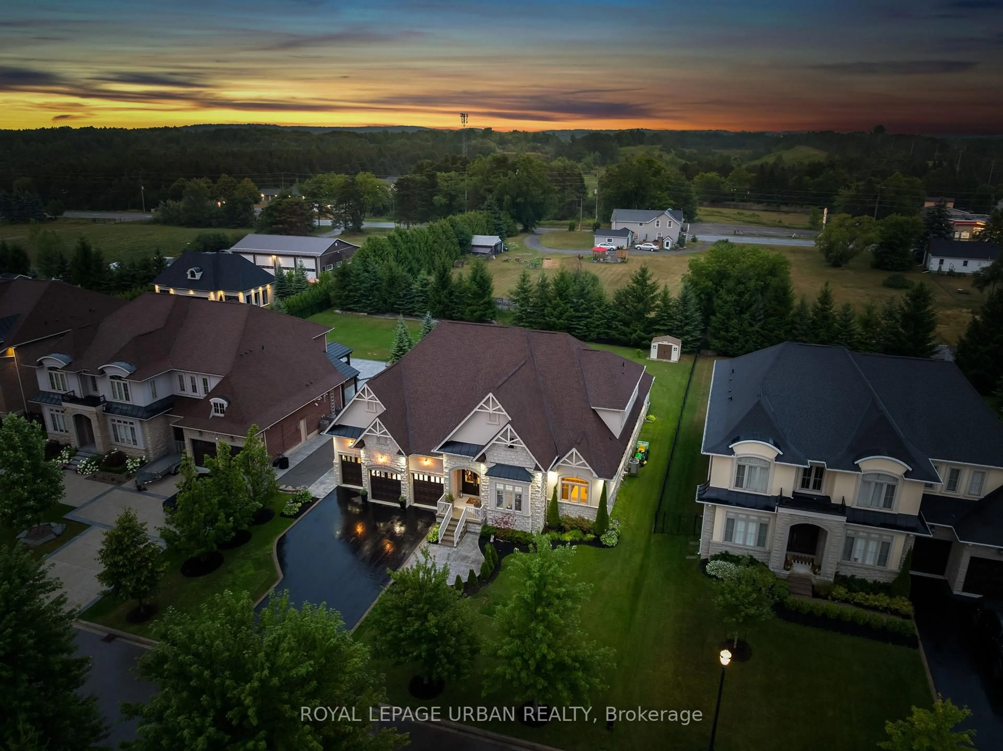 A pic from outside/outdoor area/front of a property/back of a property/a pic from drone, unknown for 15 Country Club Cres, Uxbridge Ontario L9P 0B8