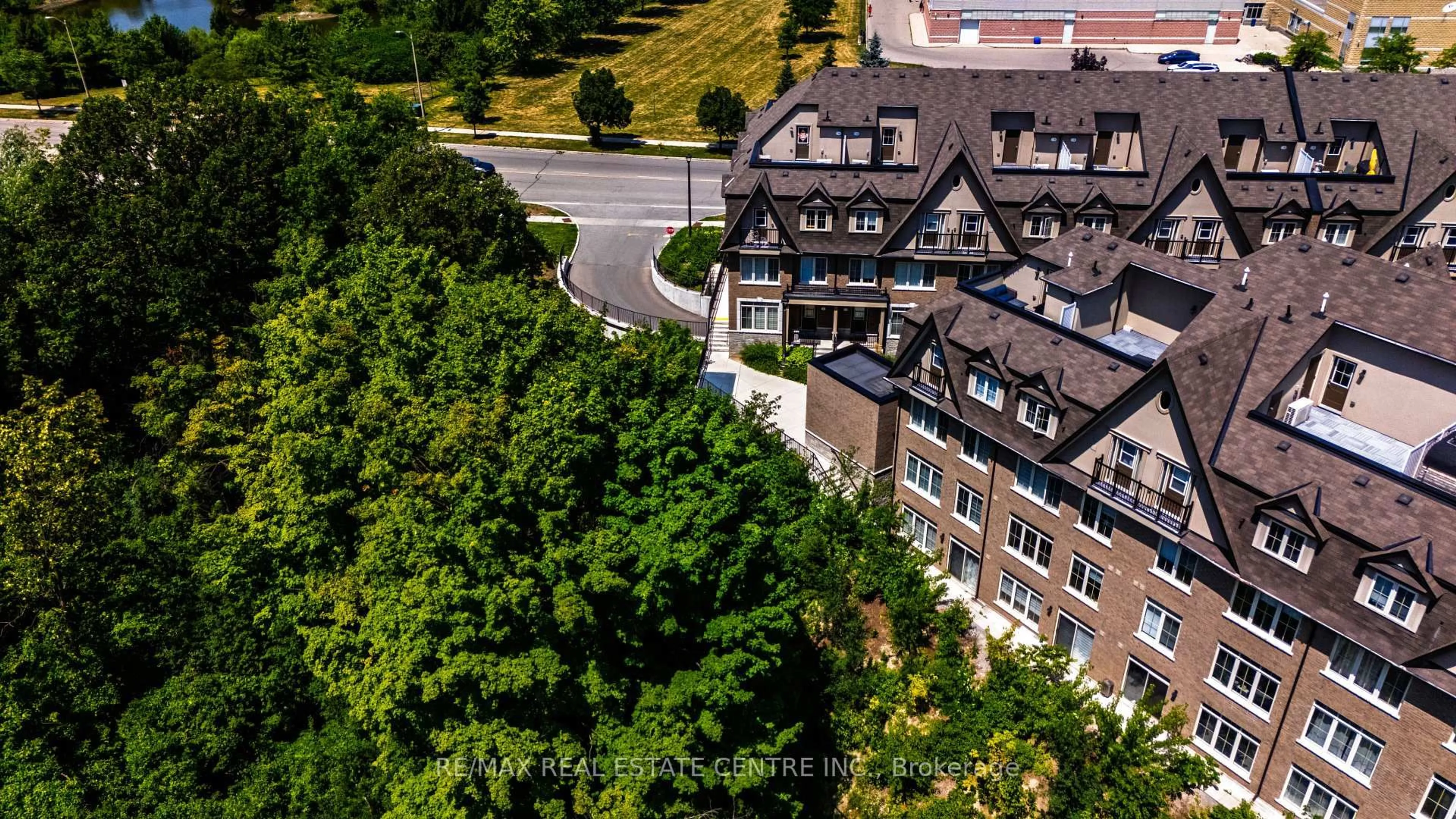 A pic from outside/outdoor area/front of a property/back of a property/a pic from drone, unknown for 181 Parktree Dr #42, Vaughan Ontario L6A 5B1