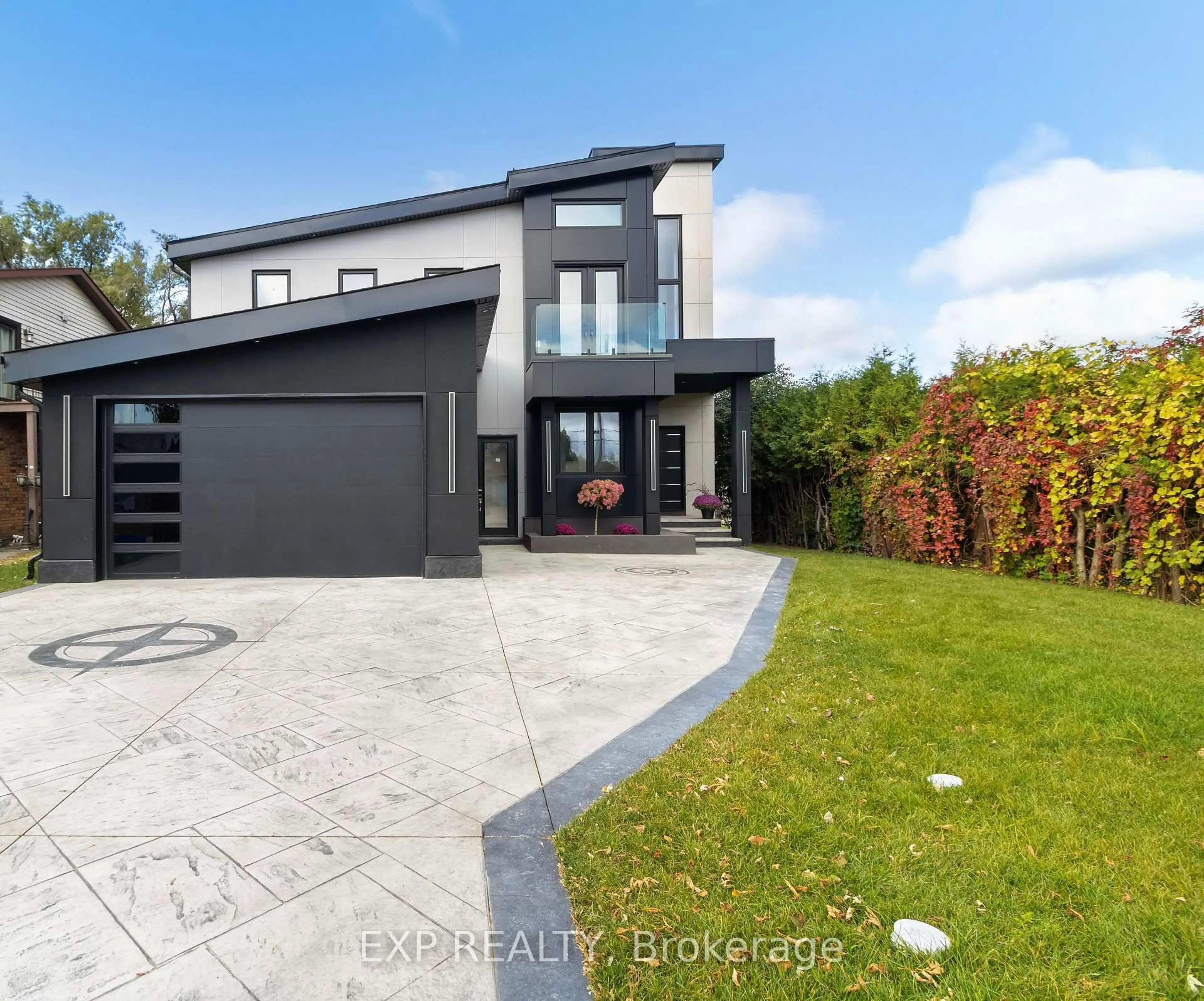 A pic from outside/outdoor area/front of a property/back of a property/a pic from drone, street for 838 Elmwood St, Georgina Ontario L4P 3E9