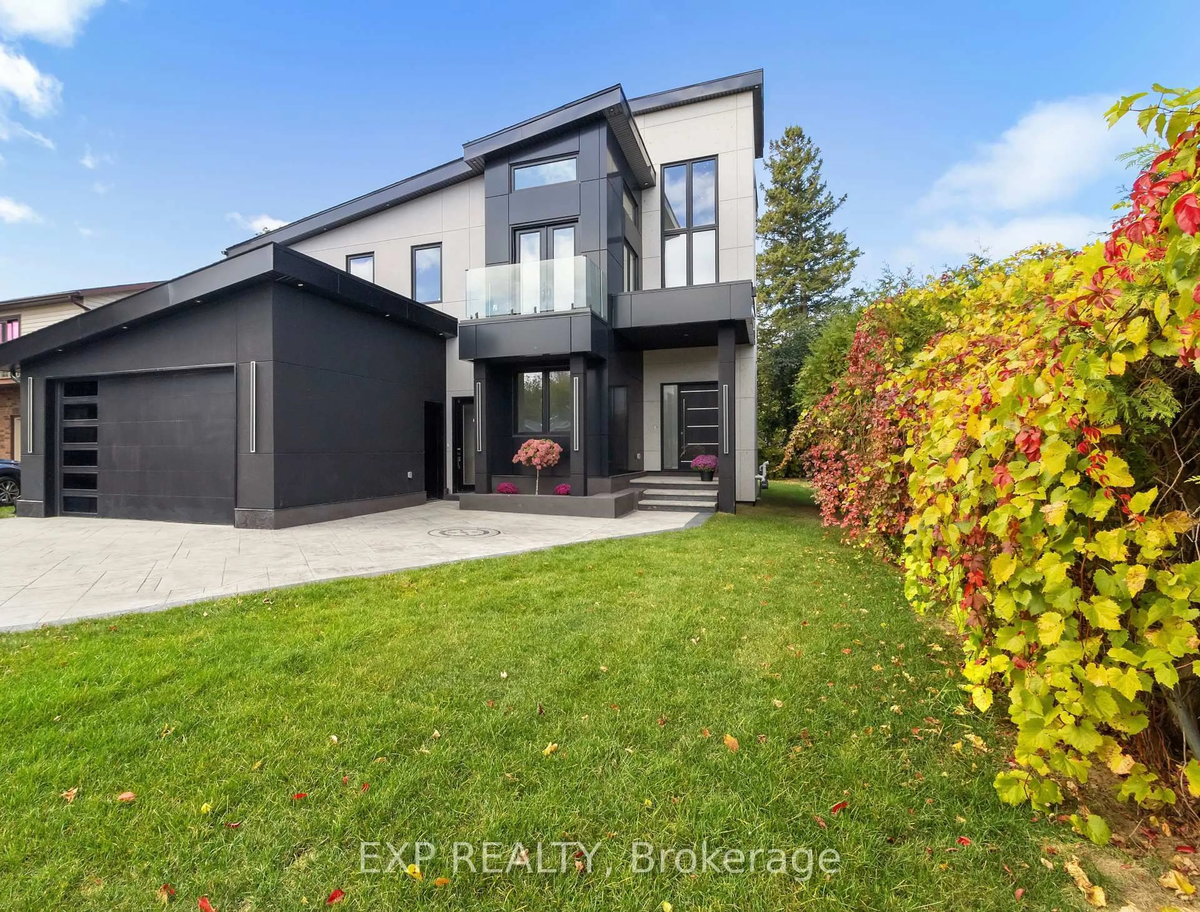 A pic from outside/outdoor area/front of a property/back of a property/a pic from drone, street for 838 Elmwood St, Georgina Ontario L4P 3E9