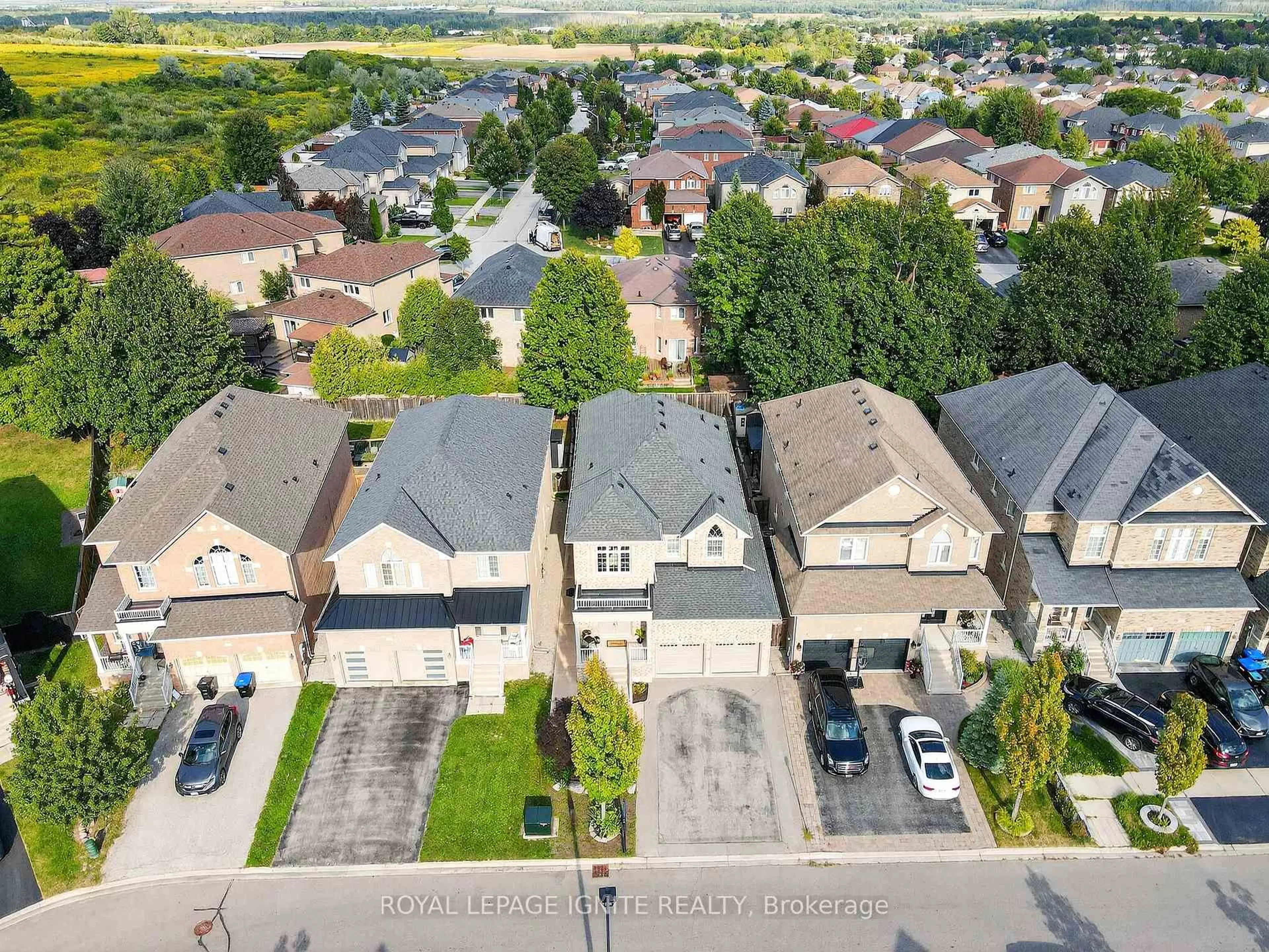 A pic from outside/outdoor area/front of a property/back of a property/a pic from drone, street for 95 Chelsea Cres, Bradford West Gwillimbury Ontario L3Z 0J7