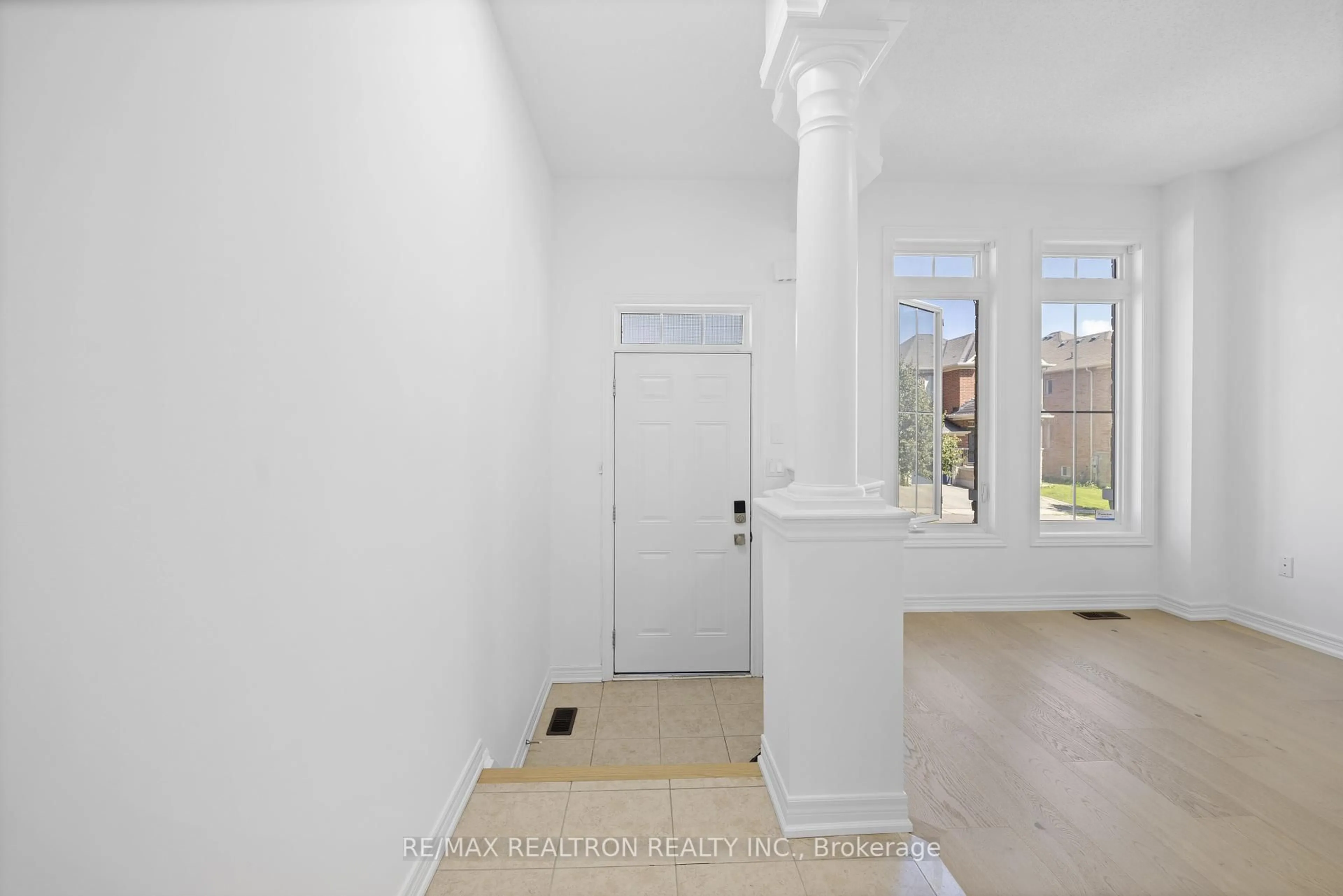 Indoor foyer for 23 Pavlova Cres, Richmond Hill Ontario L4E 0V8