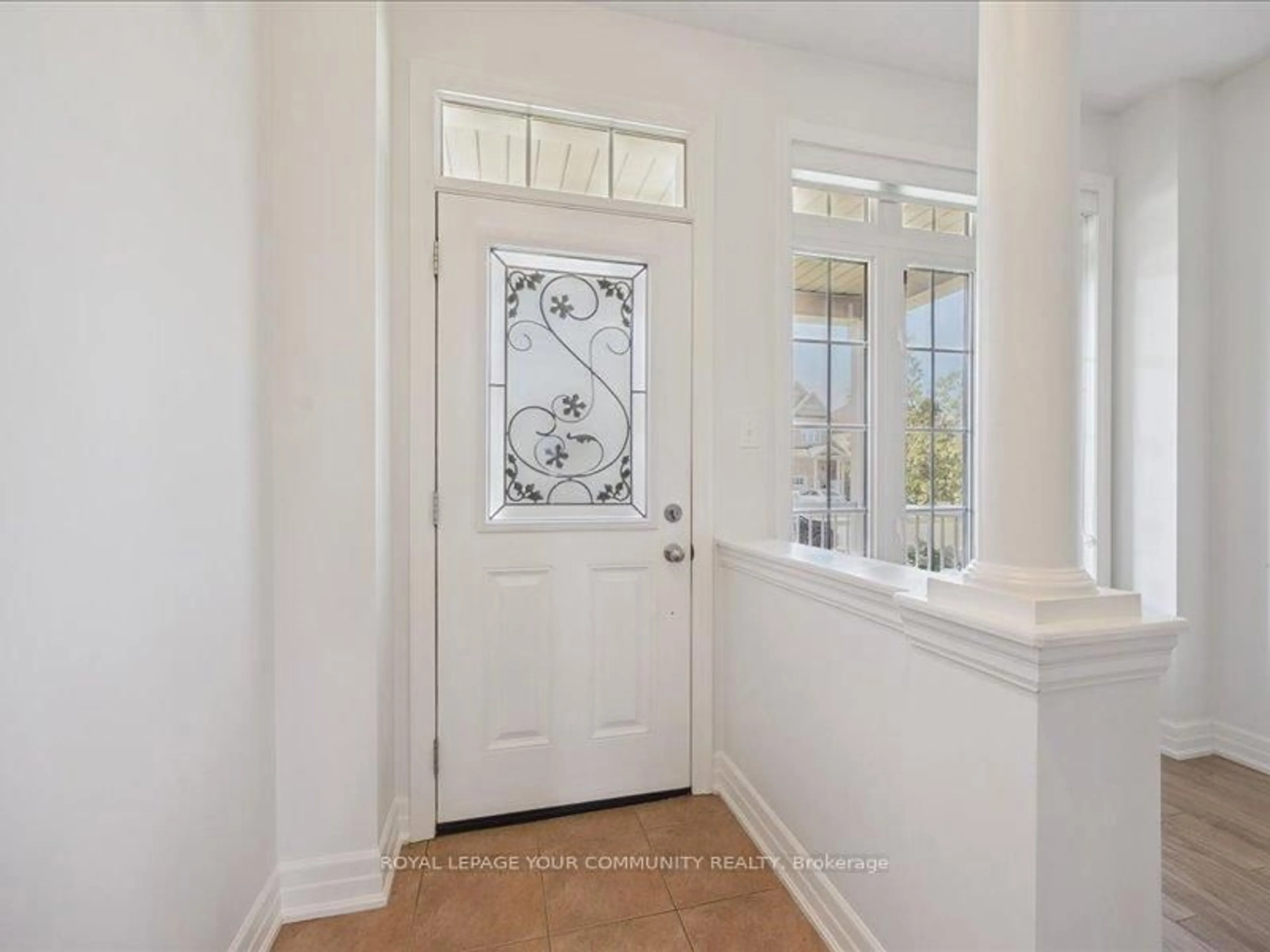 Indoor entryway for 2170 Galloway St, Innisfil Ontario L9S 0H3