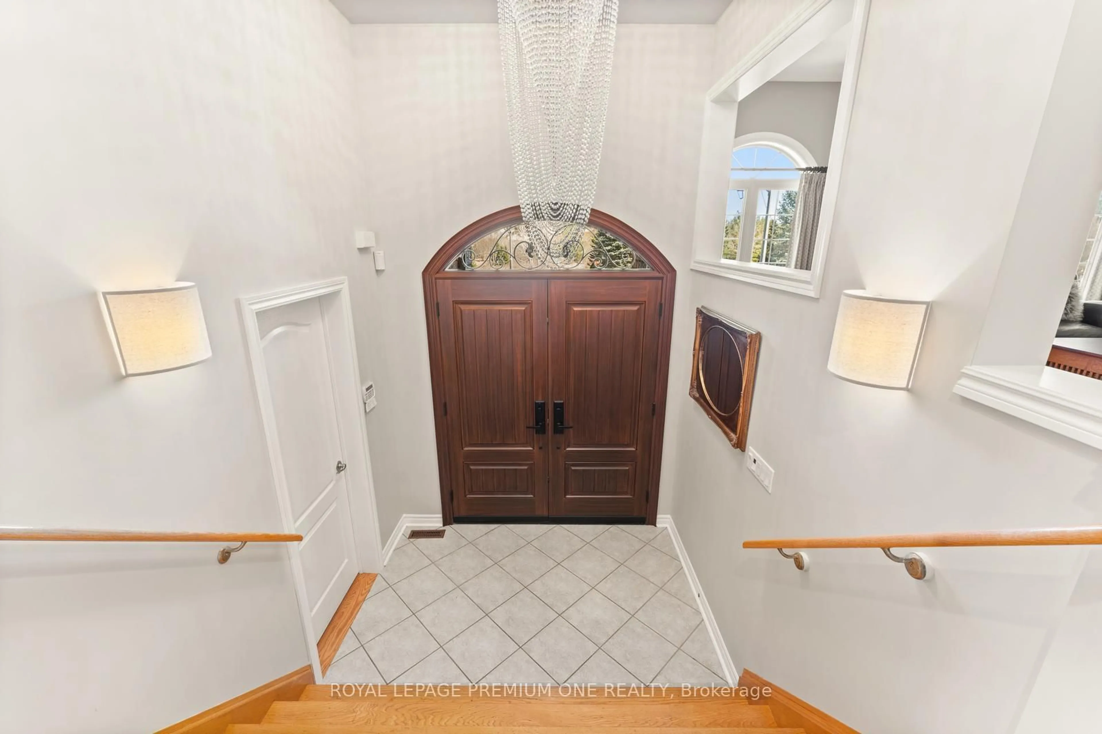 Indoor entryway for 180 Vaughan Mills Rd, Vaughan Ontario L4H 1K2