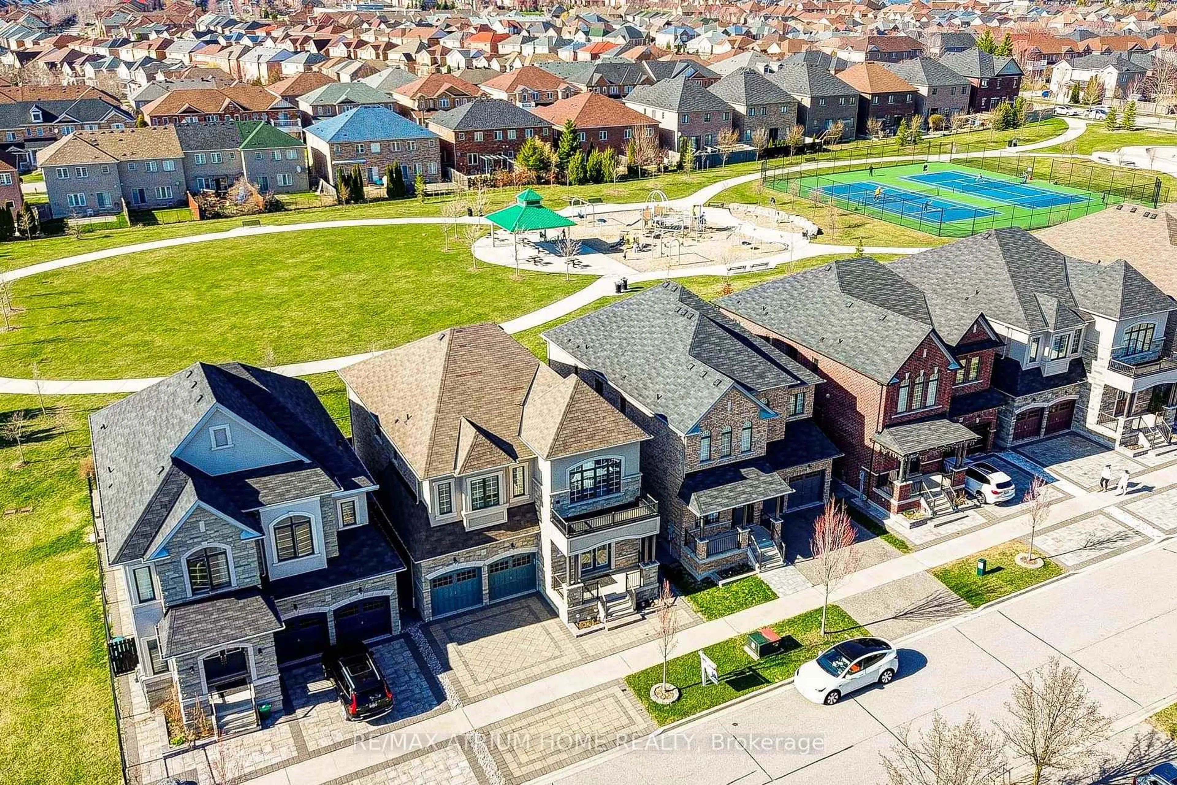 A pic from outside/outdoor area/front of a property/back of a property/a pic from drone, street for 127 Maple Ridge Cres, Markham Ontario L6E 1T9