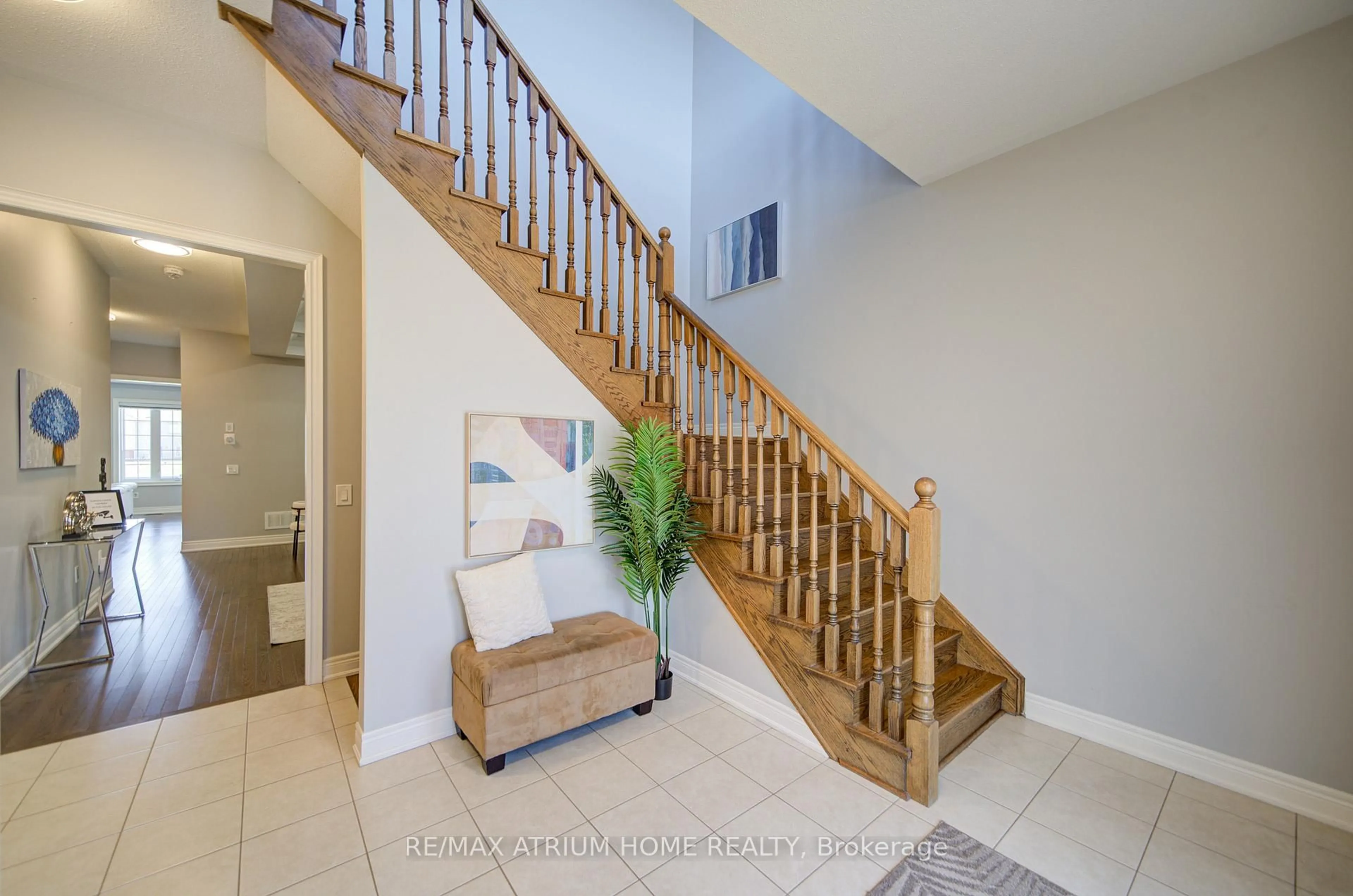 Indoor entryway for 127 Maple Ridge Cres, Markham Ontario L6E 1T9