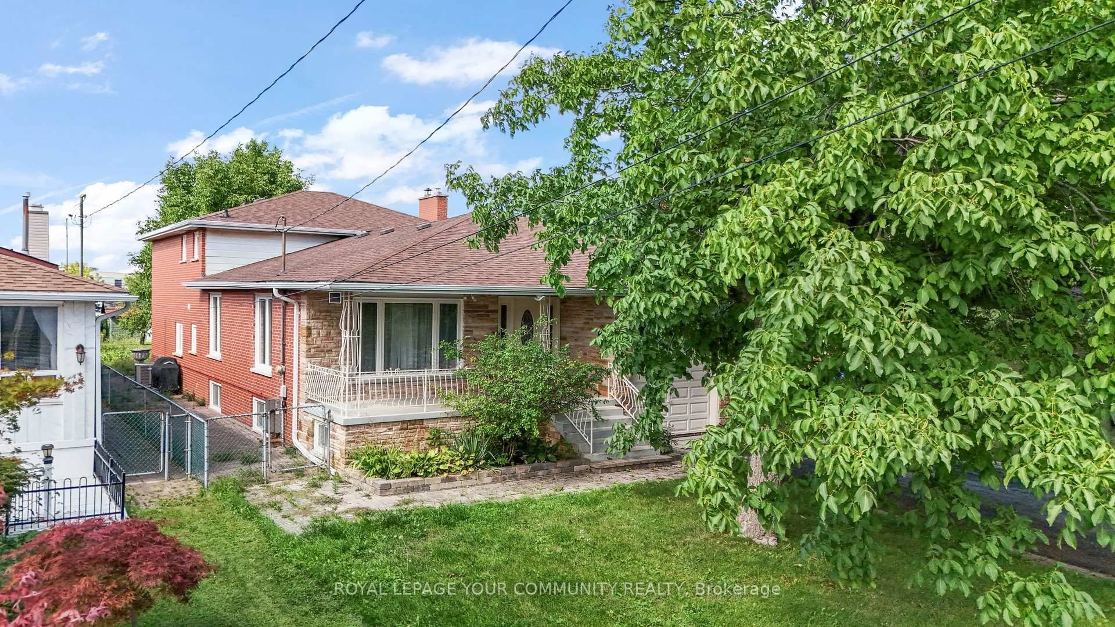 A pic from outside/outdoor area/front of a property/back of a property/a pic from drone, street for 38 Spruce Ave, Richmond Hill Ontario L4C 6W1