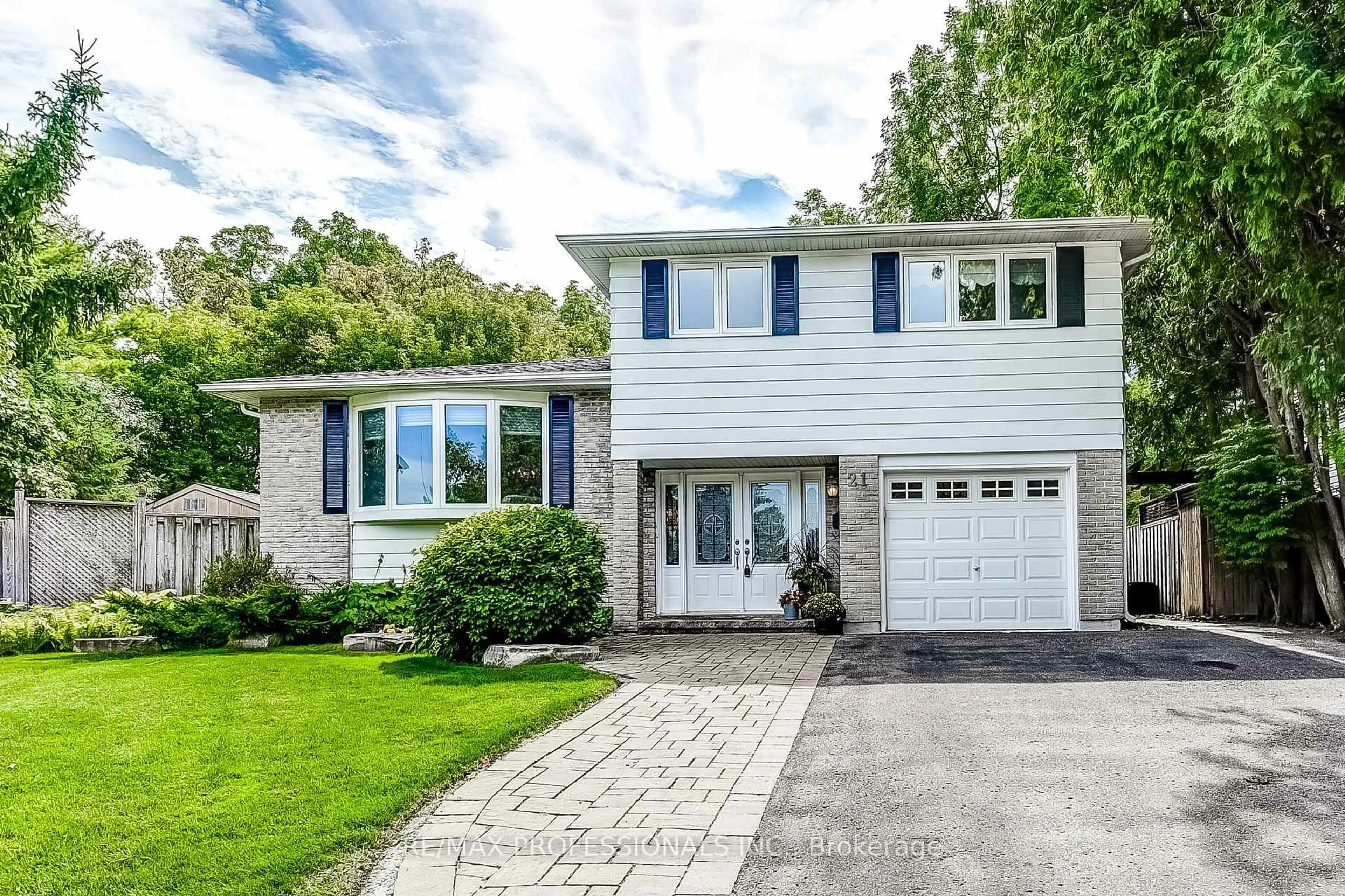 Home with vinyl exterior material, street for 21 Birch Crt, Aurora Ontario L4G 3K1