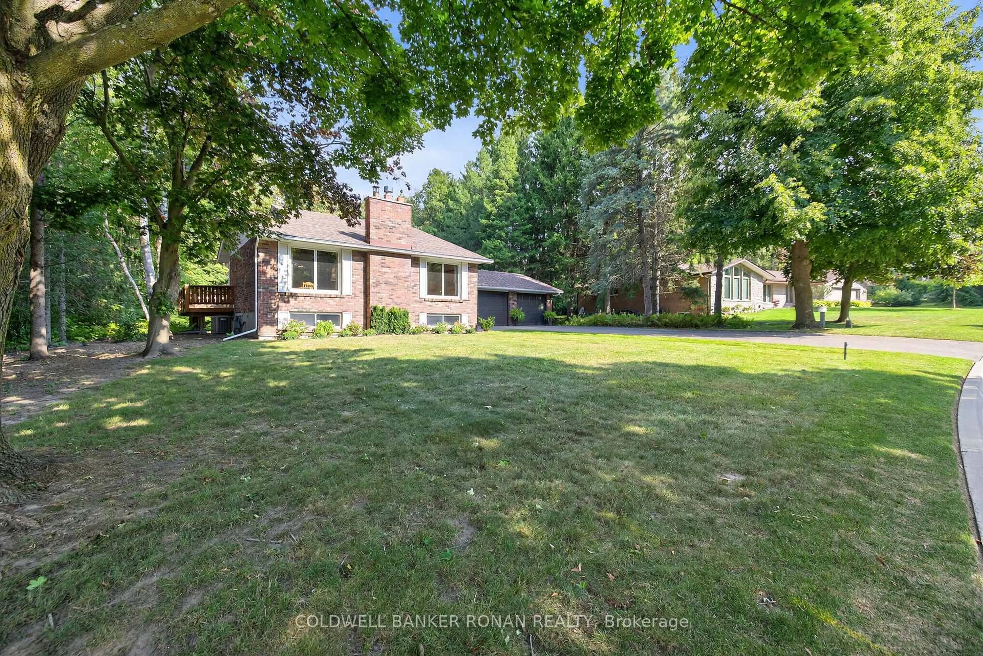 A pic from outside/outdoor area/front of a property/back of a property/a pic from drone, unknown for 116 Armstrong Cres, King Ontario L7B 0E5