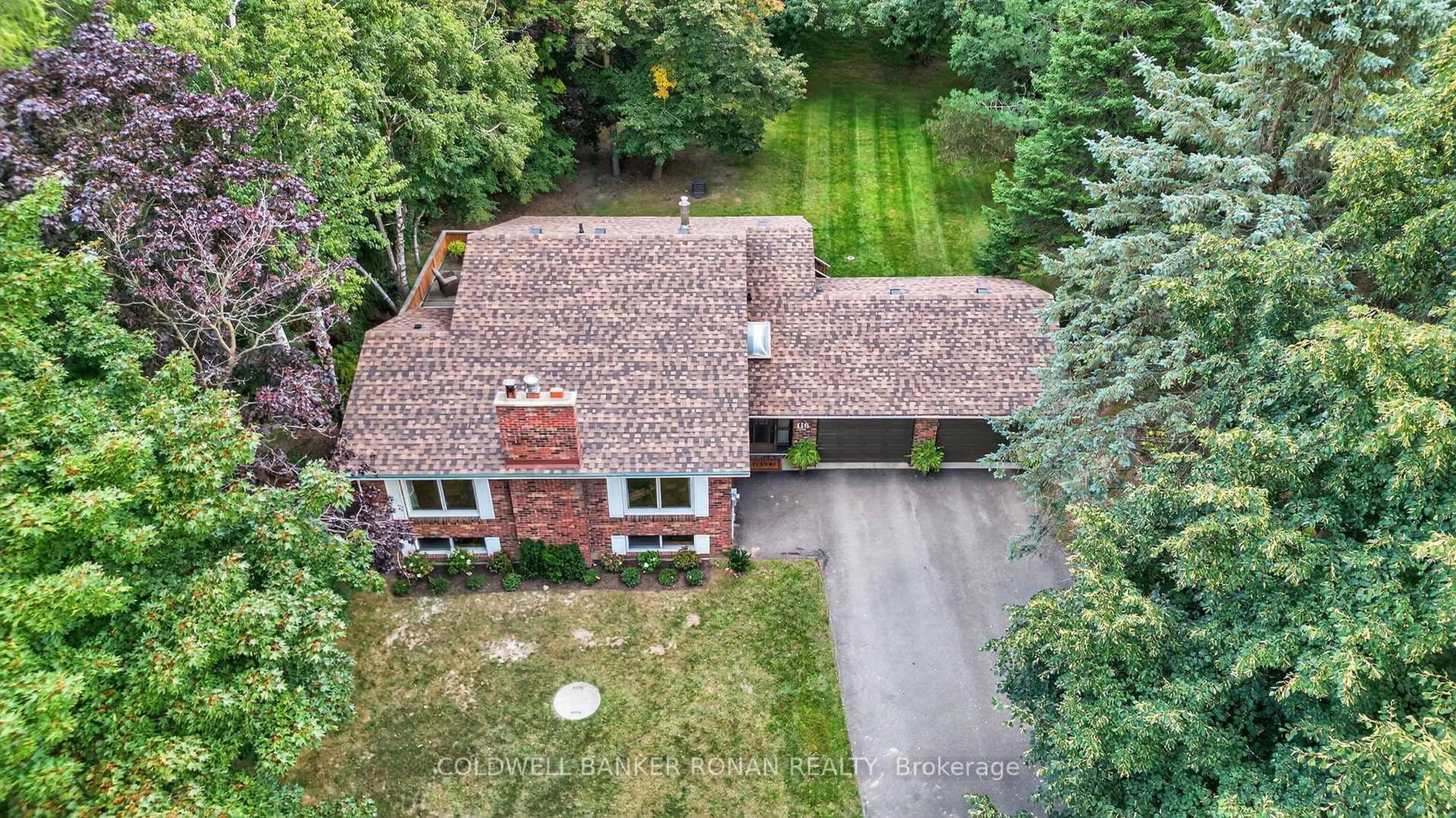 A pic from outside/outdoor area/front of a property/back of a property/a pic from drone, street for 116 Armstrong Cres, King Ontario L7B 0E5