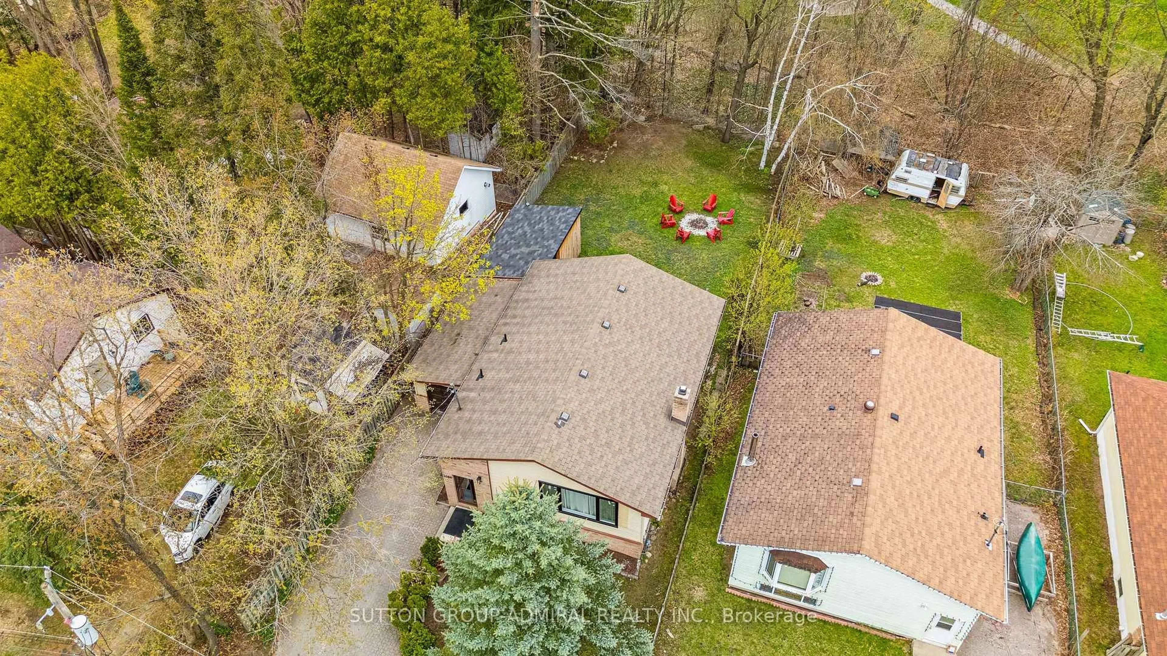 A pic from outside/outdoor area/front of a property/back of a property/a pic from drone, street for 2059 Northern Ave, Innisfil Ontario L9S 1Z4
