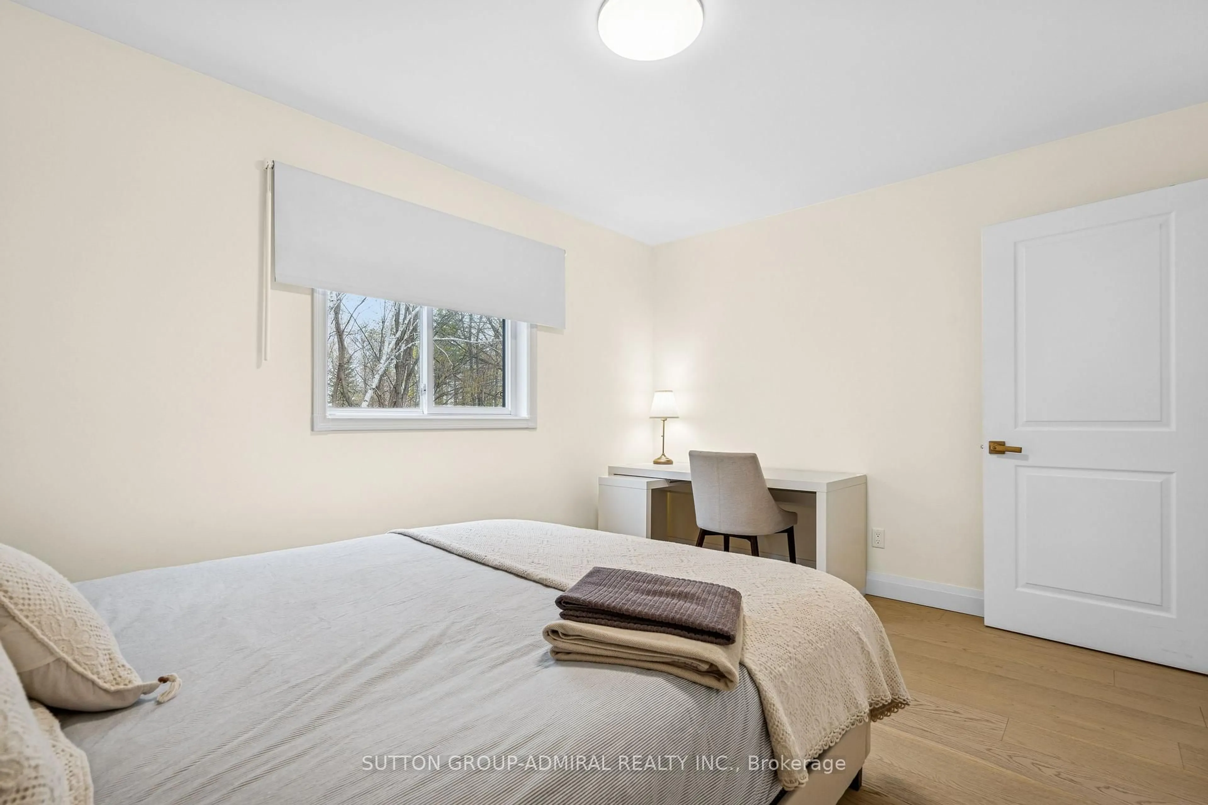 Bedroom with bed, unknown for 2059 Northern Ave, Innisfil Ontario L9S 1Z4