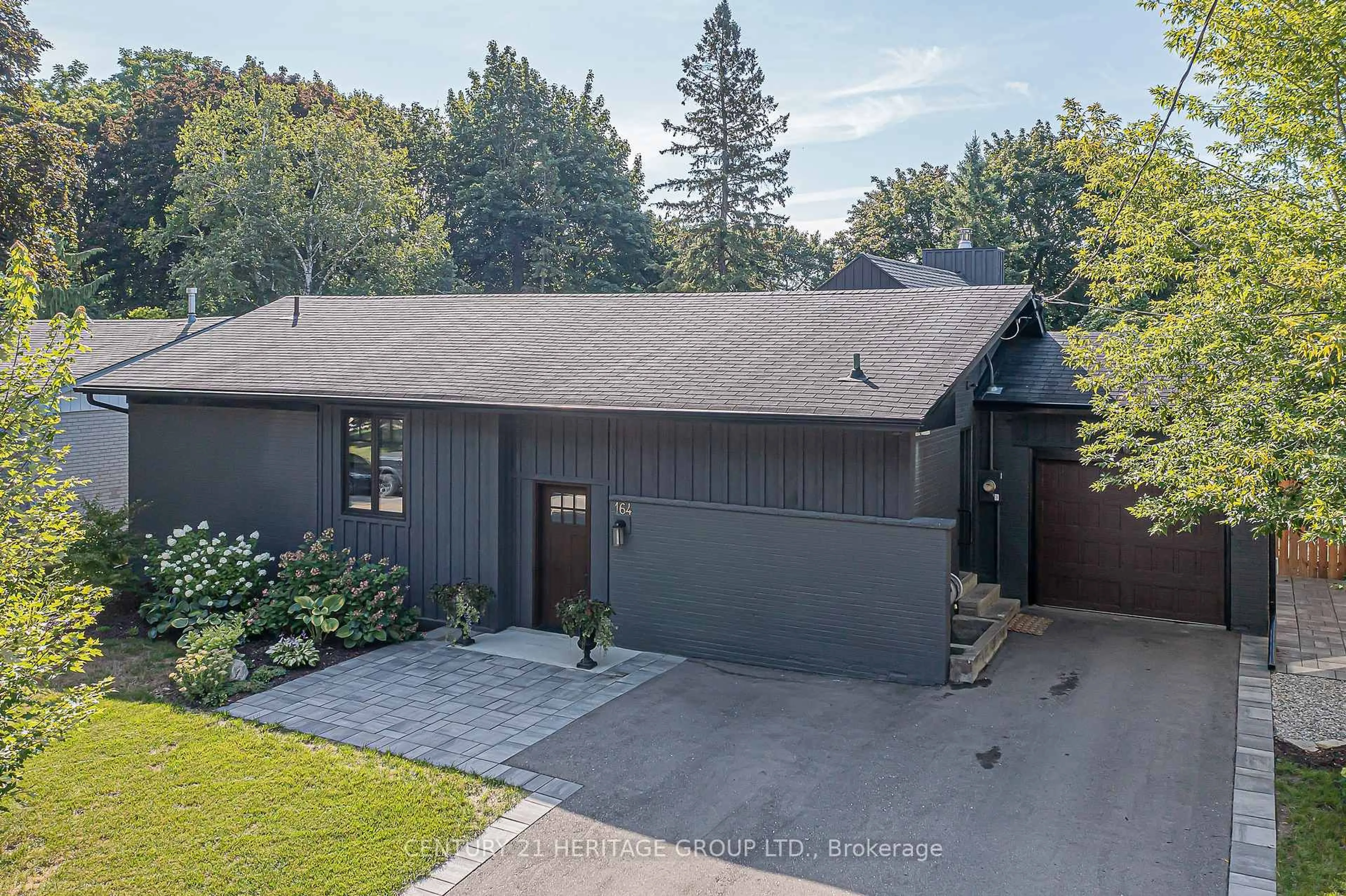 A pic from outside/outdoor area/front of a property/back of a property/a pic from drone, street for 164 Park Ave, Newmarket Ontario L3Y 1V1
