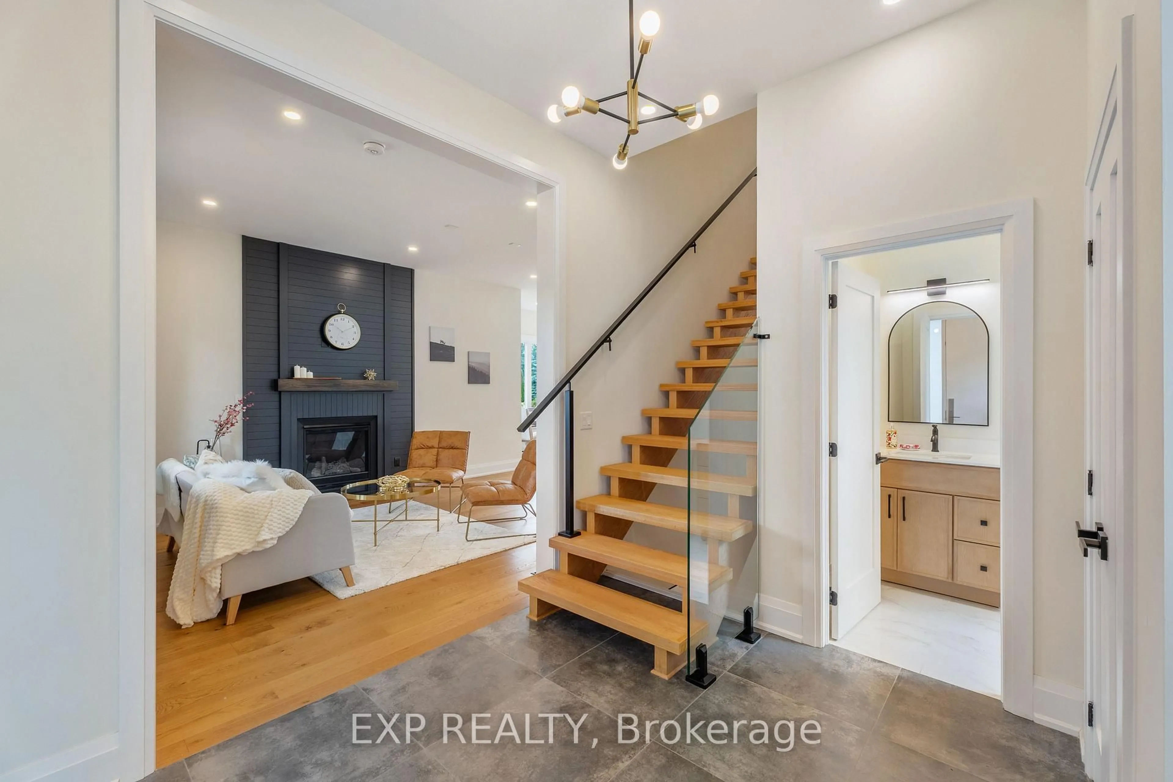 Indoor entryway for 271 Main St, Uxbridge Ontario L9P 1R9