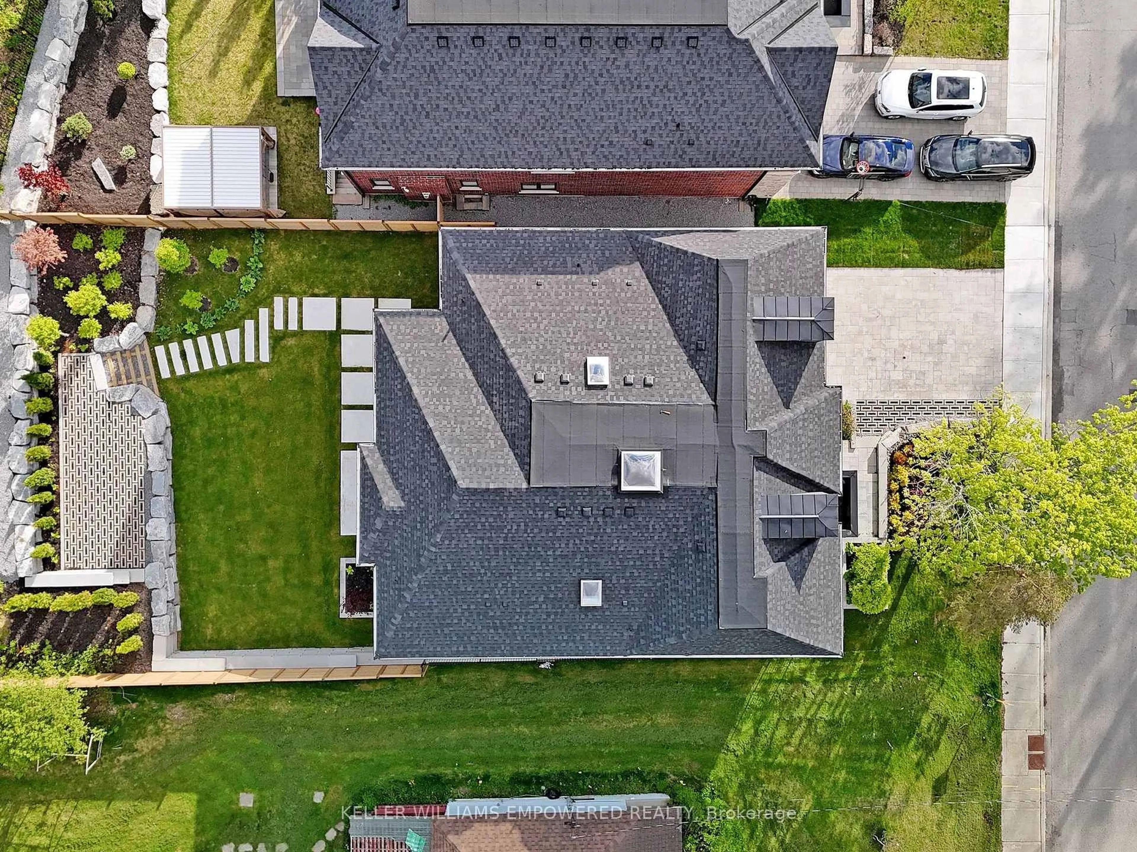 A pic from outside/outdoor area/front of a property/back of a property/a pic from drone, street for 69 Snively St, Richmond Hill Ontario L4E 3E7