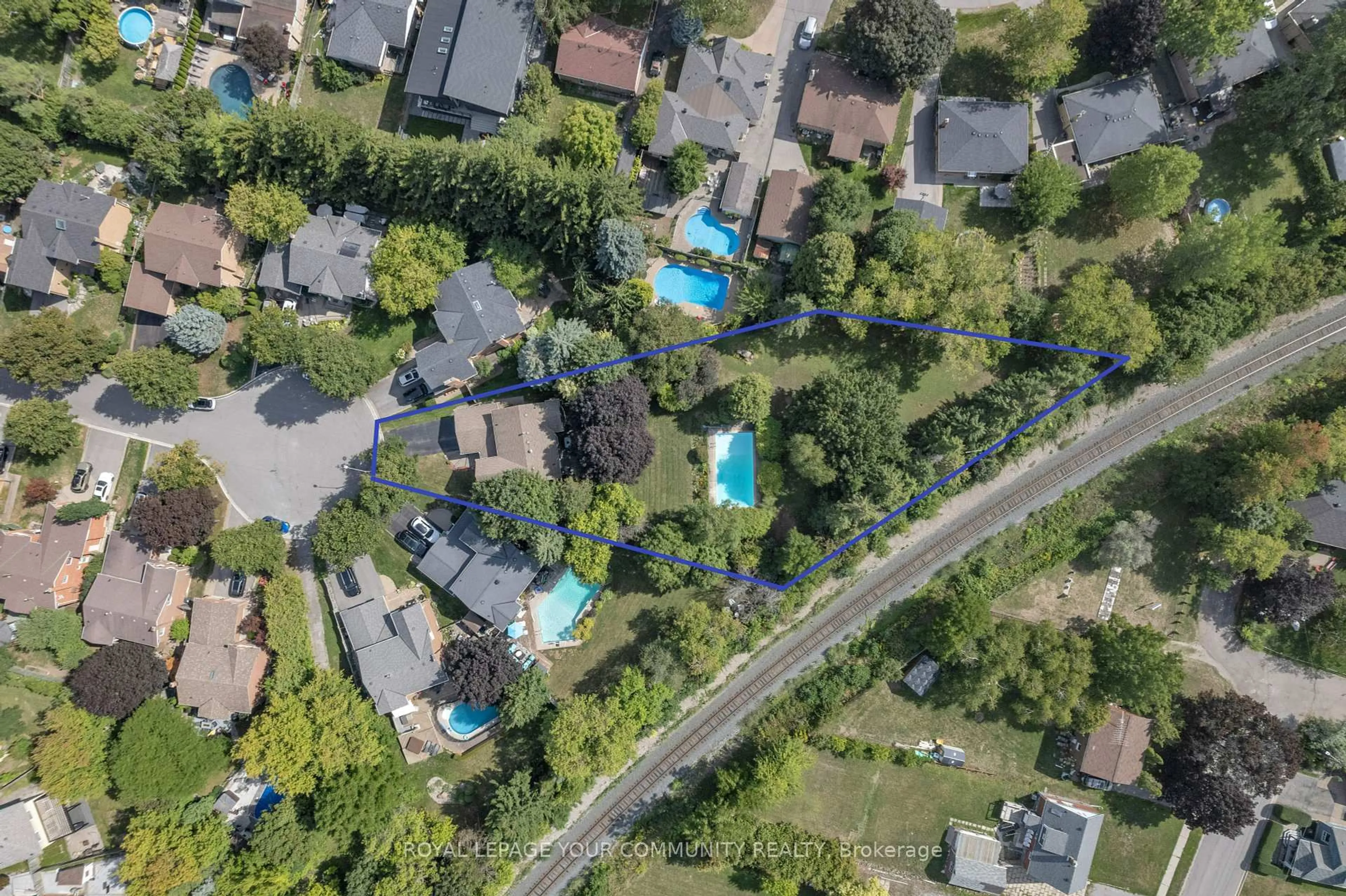 A pic from outside/outdoor area/front of a property/back of a property/a pic from drone, street for 25 Hare Crt, Markham Ontario L3P 4K5