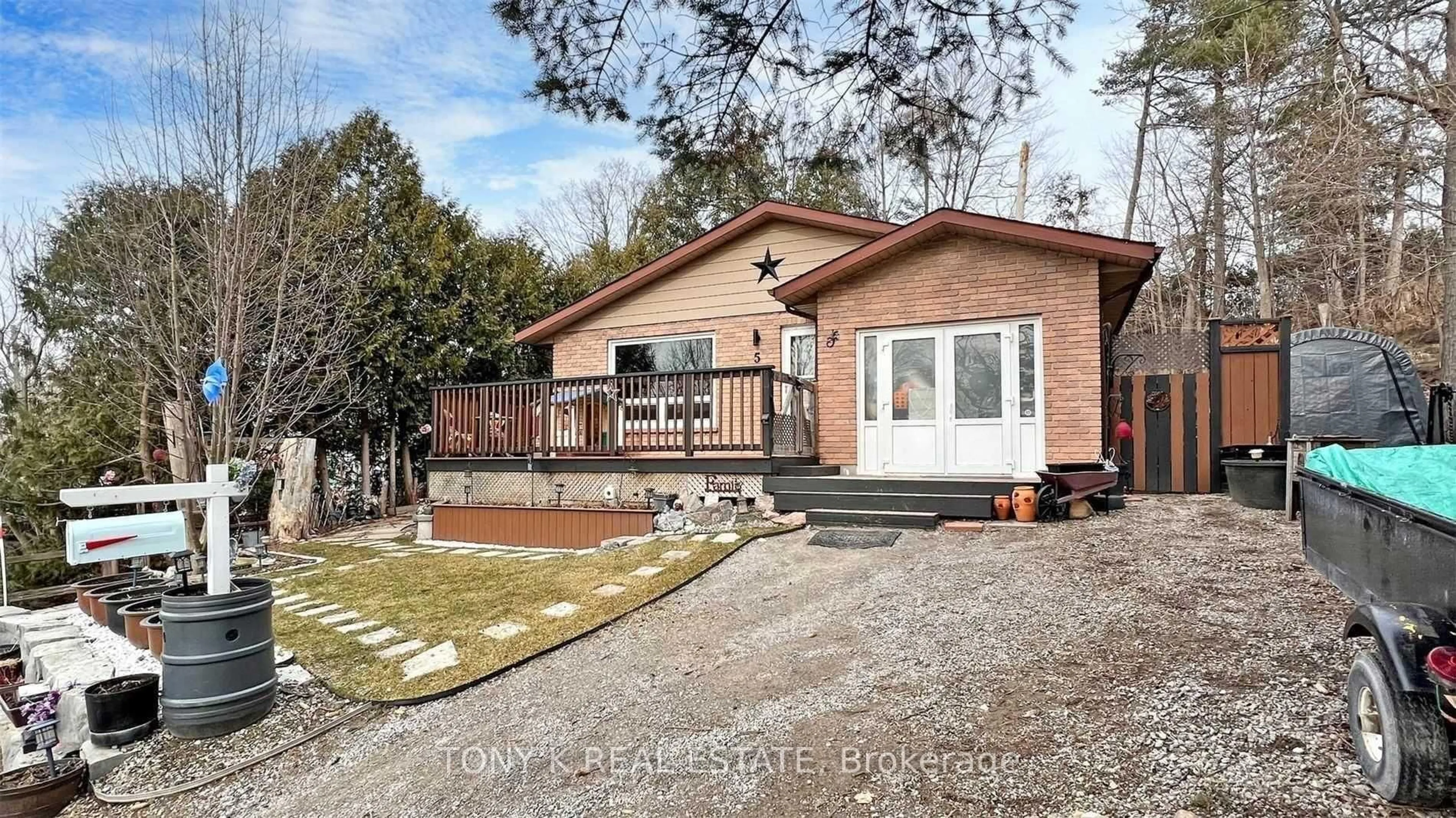 A pic from outside/outdoor area/front of a property/back of a property/a pic from drone, street for 5 Pineway Ave, Georgina Ontario L4P 1X8
