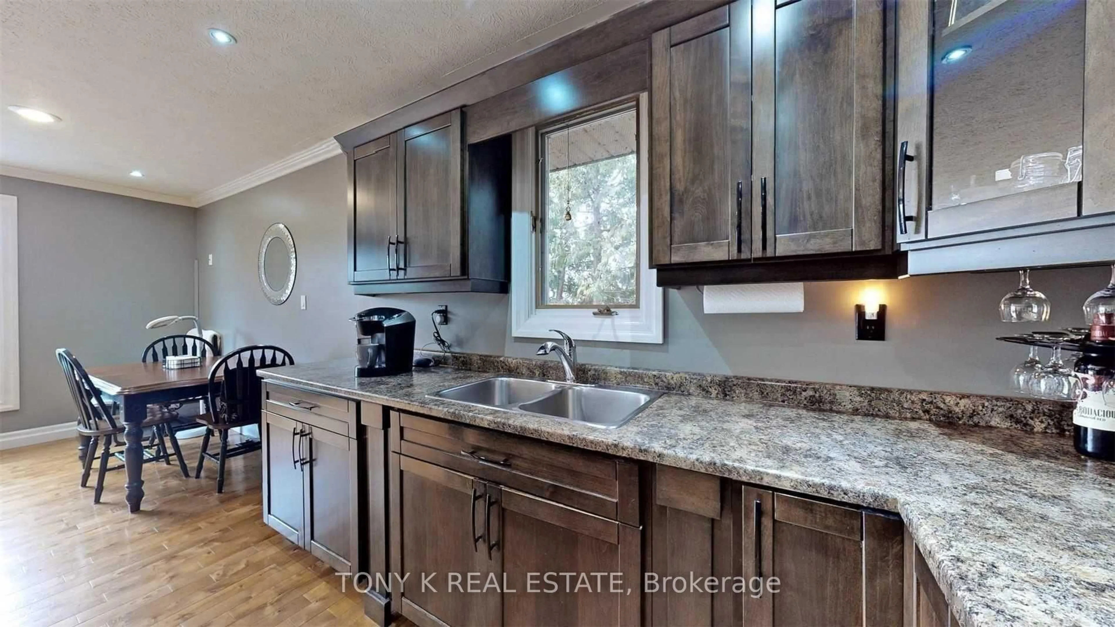Open concept kitchen, wood/laminate floor for 5 Pineway Ave, Georgina Ontario L4P 1X8