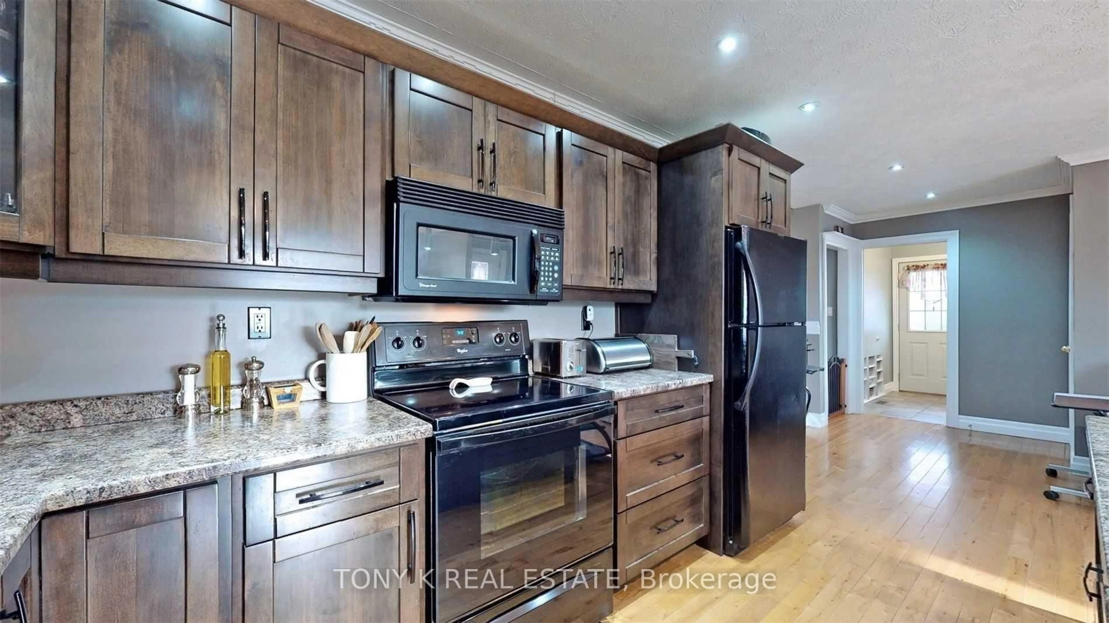 Open concept kitchen, wood/laminate floor for 5 Pineway Ave, Georgina Ontario L4P 1X8