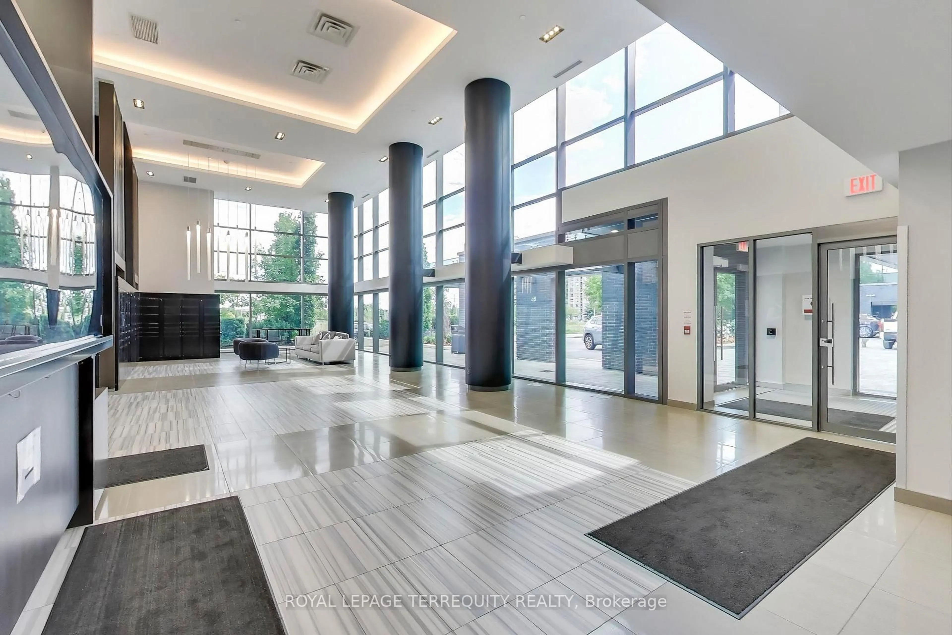 Indoor foyer for 65 Oneida Cres #1101, Richmond Hill Ontario L4B 0G9