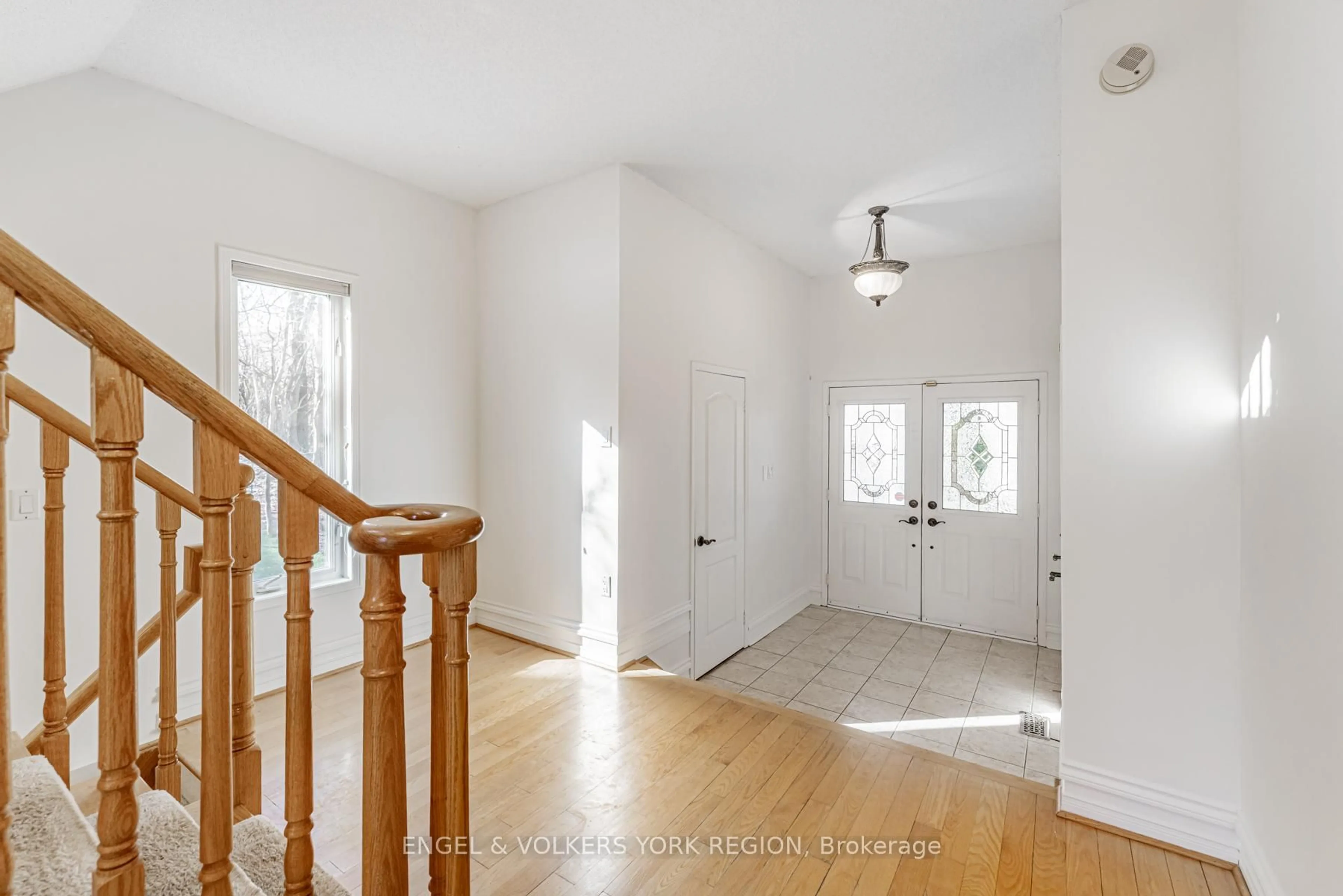 Indoor entryway for 130 Old Colony Rd, Richmond Hill Ontario L4E 3V1