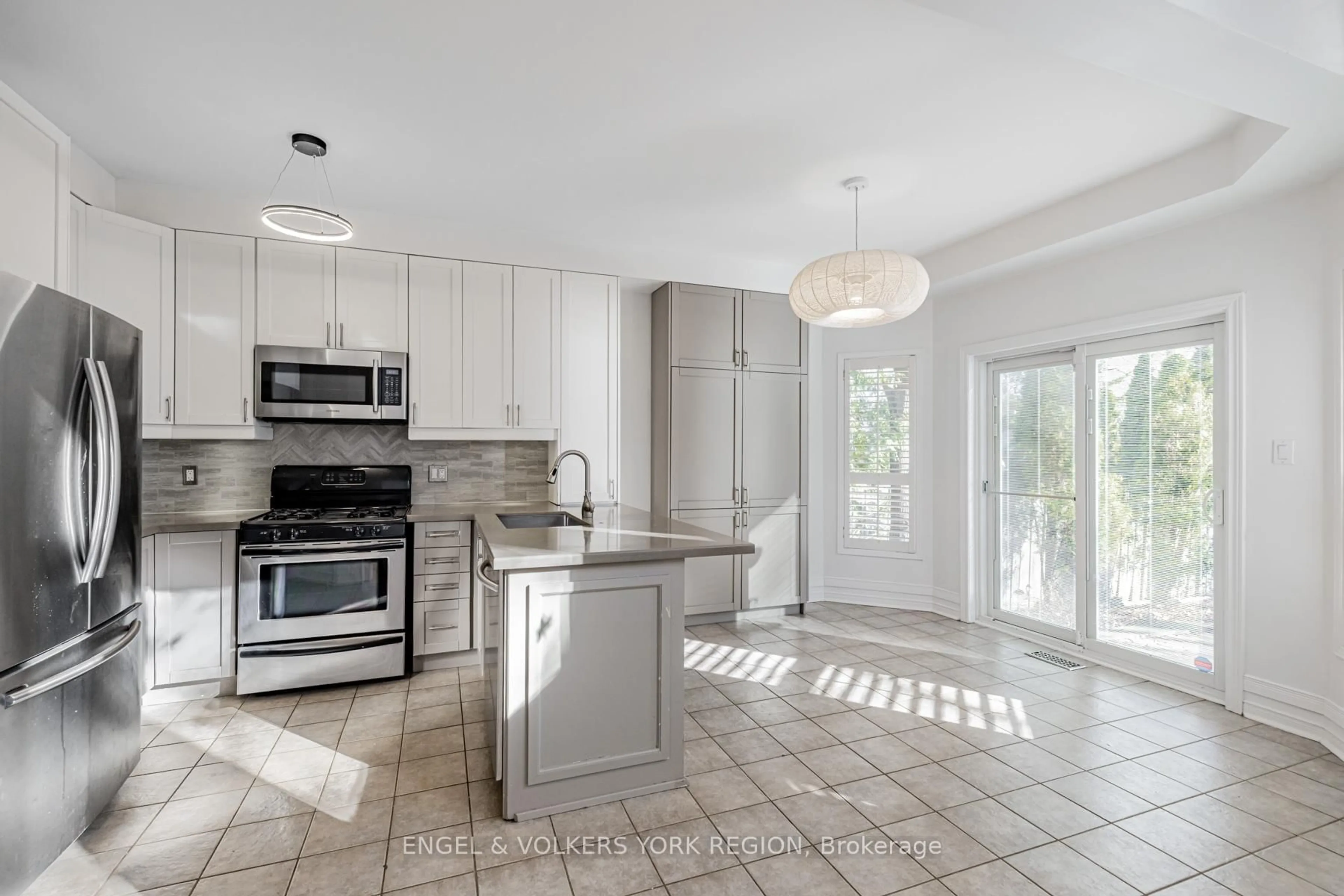 Open concept kitchen, ceramic/tile floor for 130 Old Colony Rd, Richmond Hill Ontario L4E 3V1