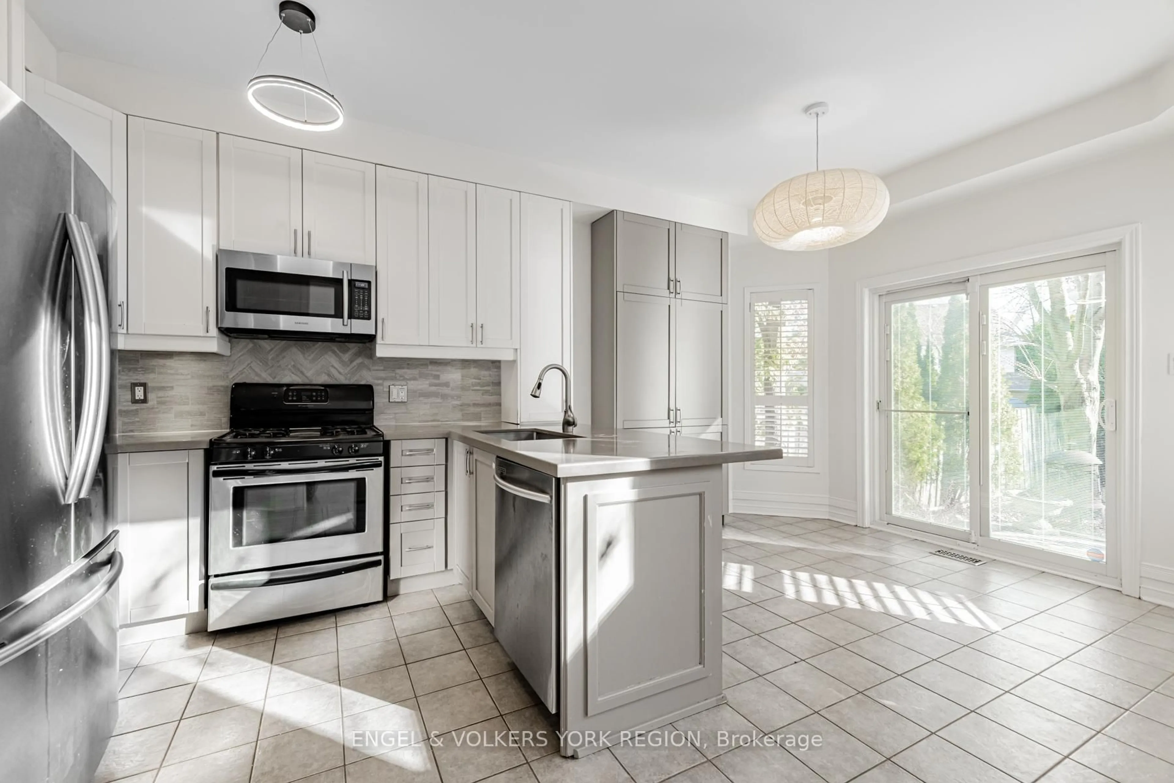 Open concept kitchen, ceramic/tile floor for 130 Old Colony Rd, Richmond Hill Ontario L4E 3V1
