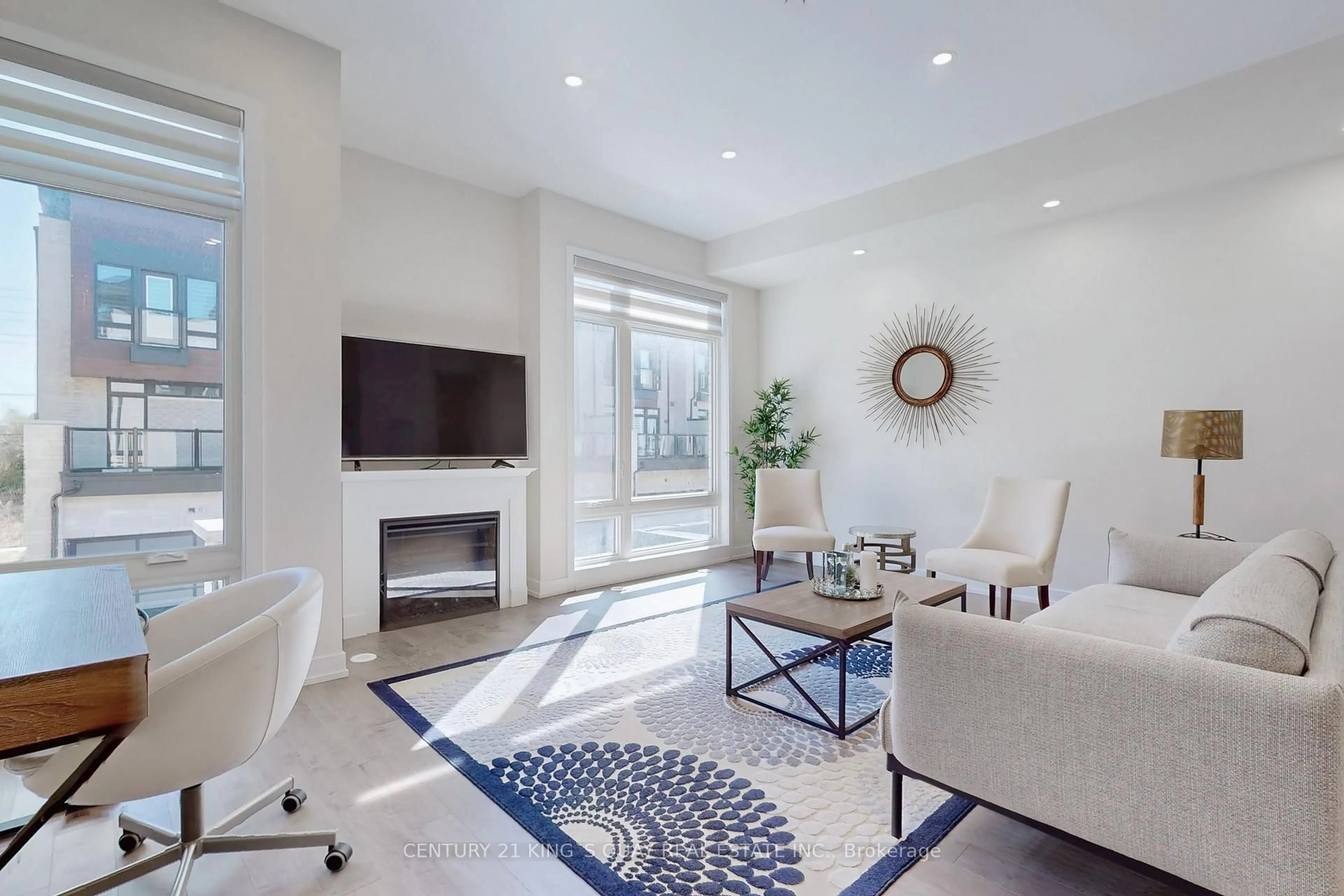 Living room with furniture, unknown for 16 Credit Lane, Richmond Hill Ontario L4E 1G9