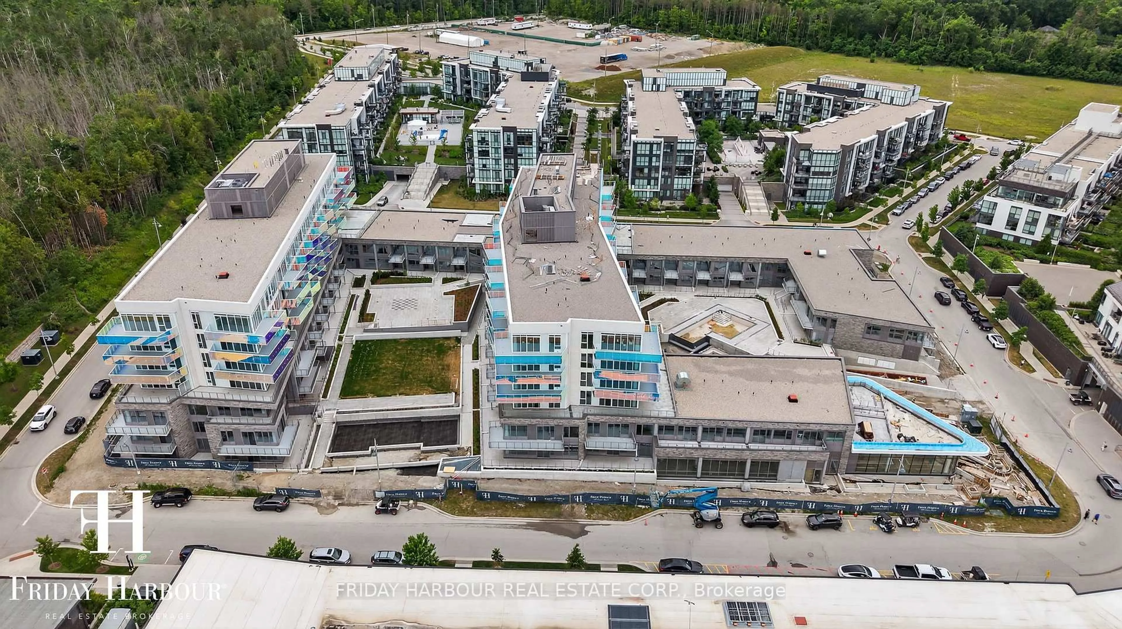 A pic from outside/outdoor area/front of a property/back of a property/a pic from drone, building for 333 Sunseeker Ave #201, Innisfil Ontario L9R 0R6