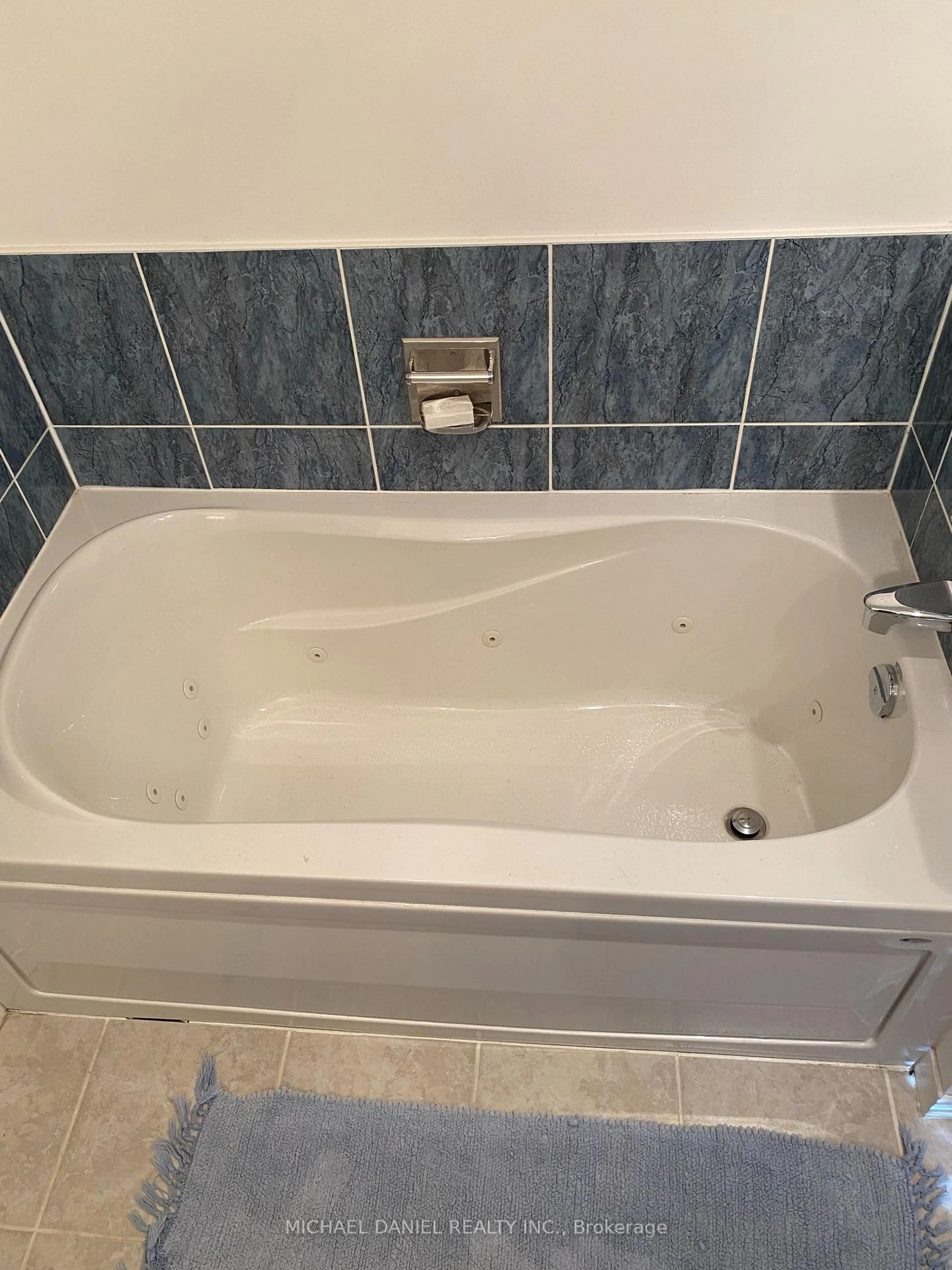 Standard bathroom, ceramic/tile floor for 1725 Cedar Grove Ave, Innisfil Ontario L9S 4K9