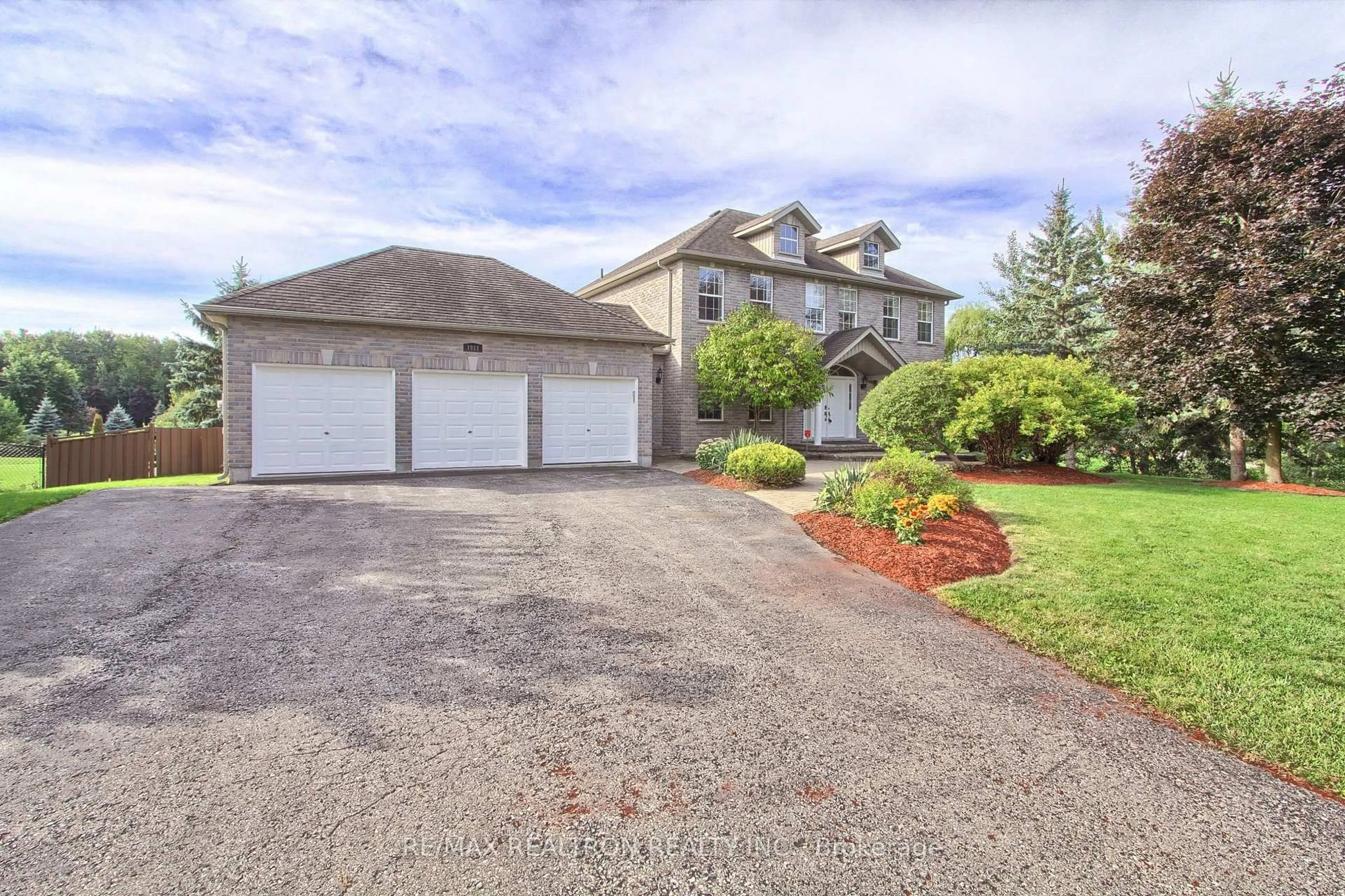 A pic from outside/outdoor area/front of a property/back of a property/a pic from drone, street for 1911 Mount Albert Rd, East Gwillimbury Ontario L0G 1V0