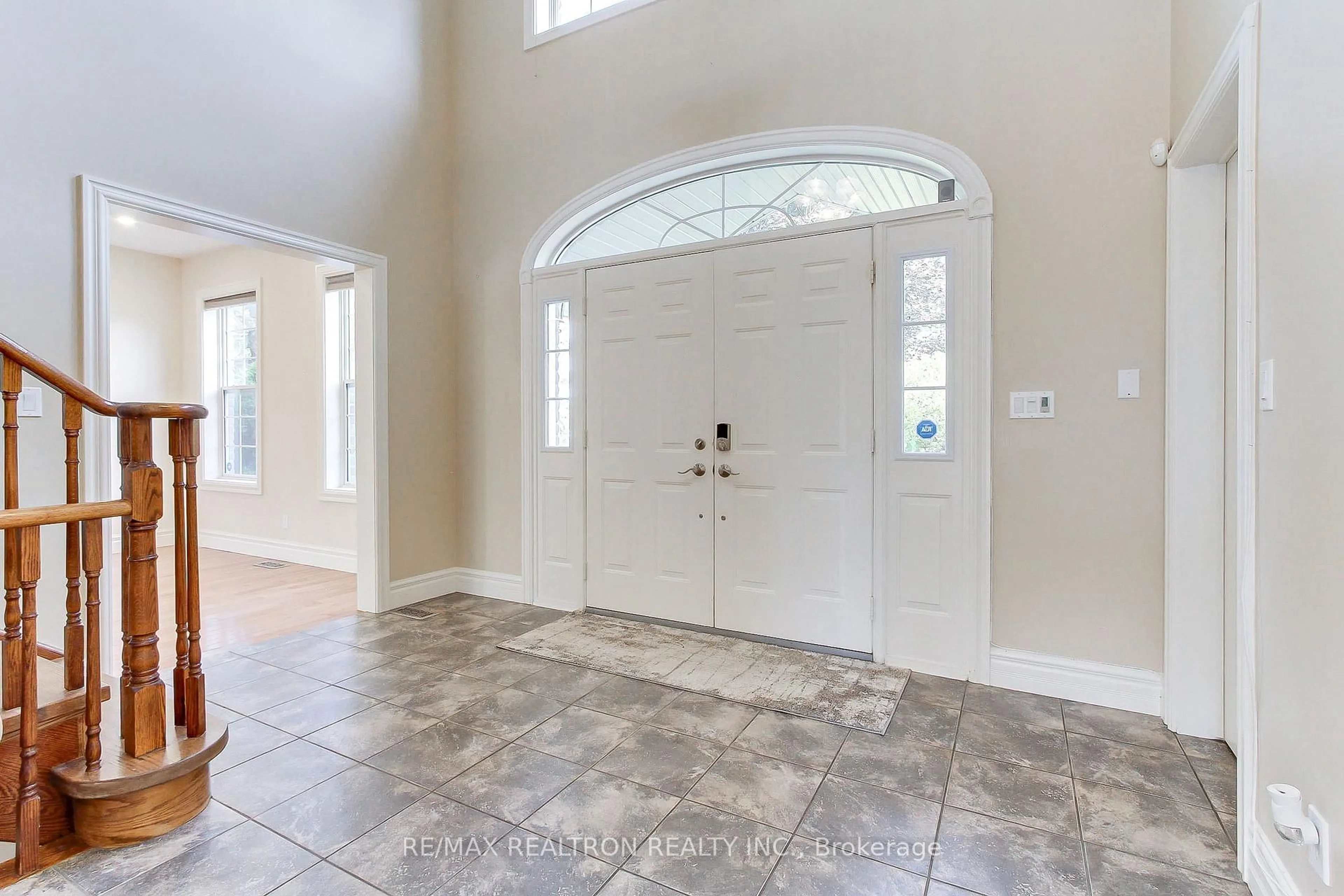 Indoor entryway for 1911 Mount Albert Rd, East Gwillimbury Ontario L0G 1V0