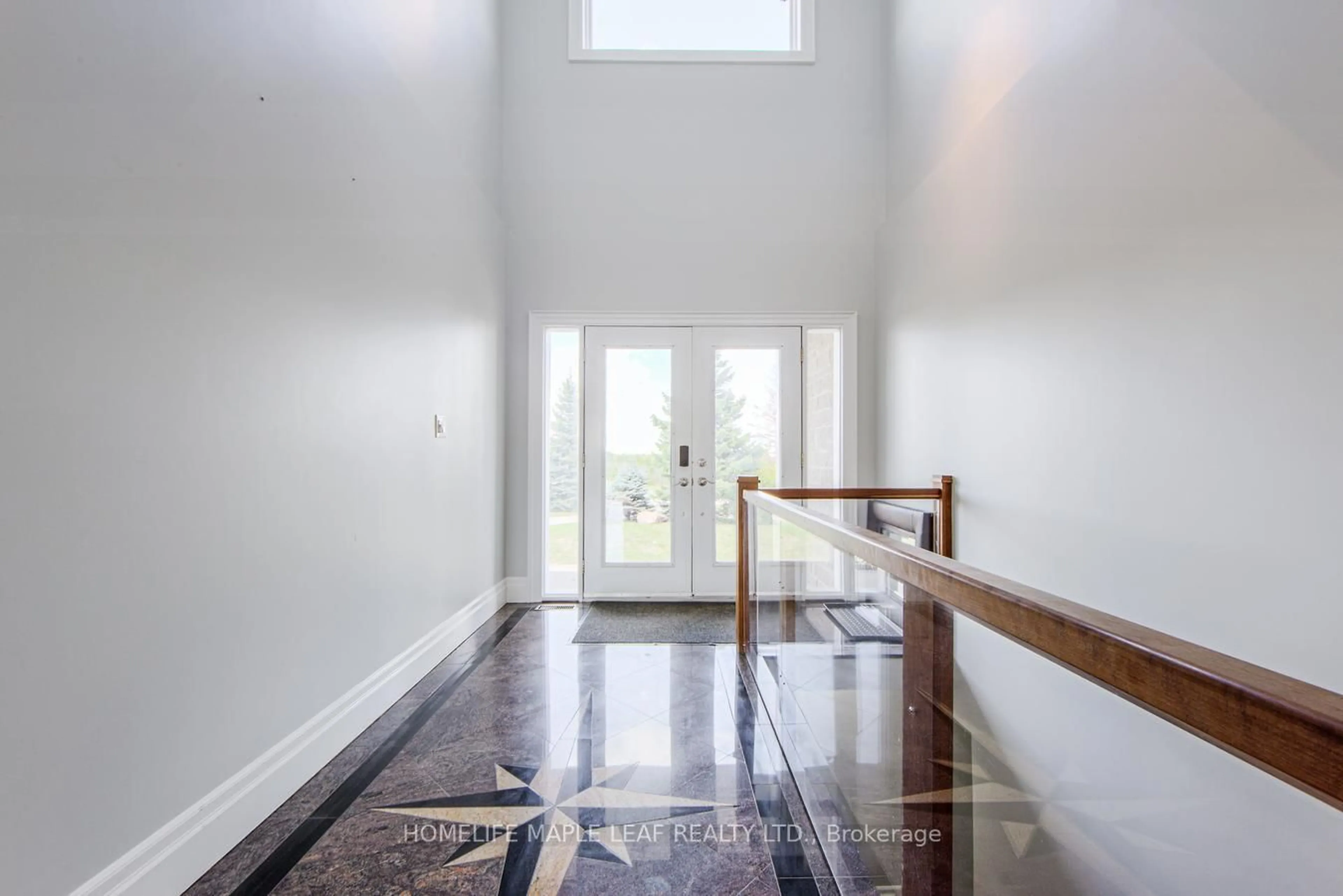 Indoor foyer for 9035 Highway 89, Adjala-Tosorontio Ontario L9R 1V1