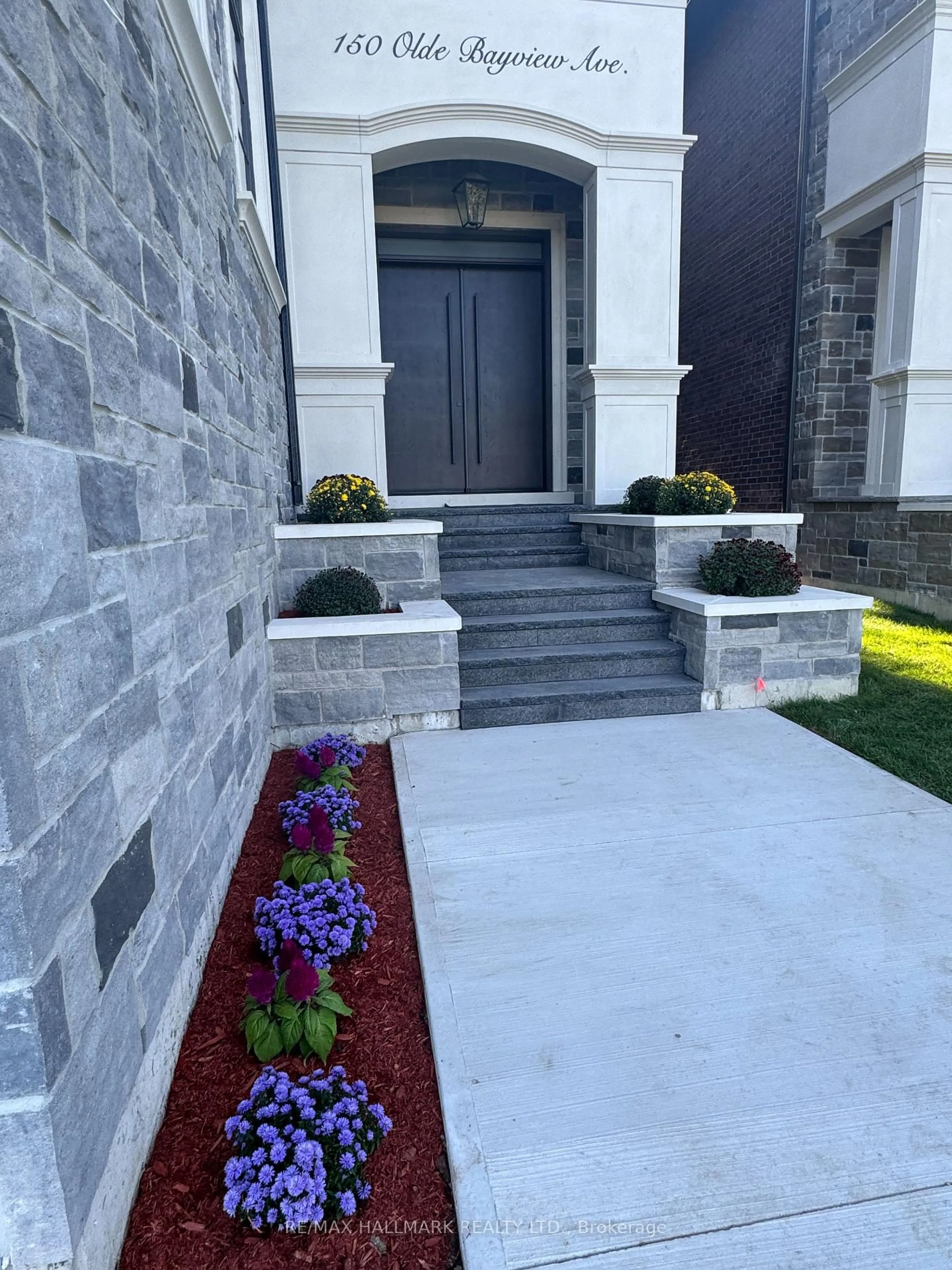 Indoor entryway for 150 Olde Bayview Ave, Richmond Hill Ontario L4E 3C6