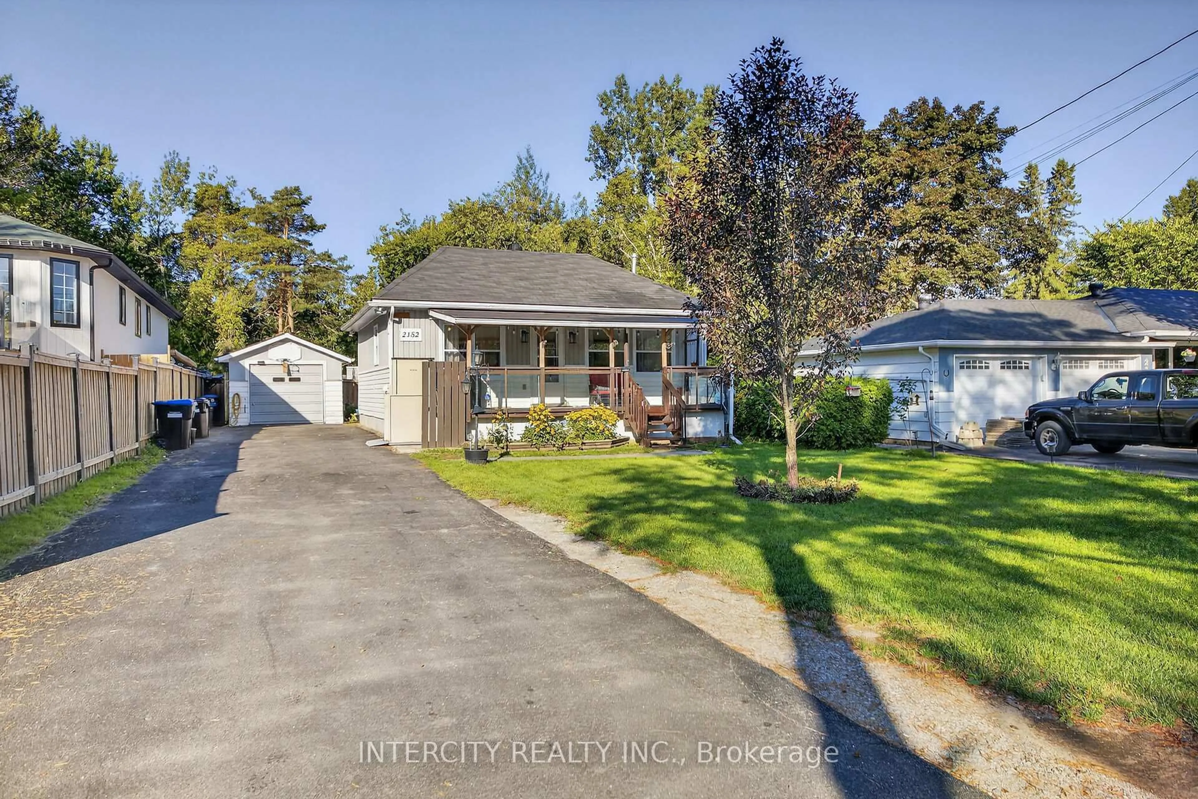 A pic from outside/outdoor area/front of a property/back of a property/a pic from drone, street for 2152 25 Sdrd, Innisfil Ontario L9S 2C4