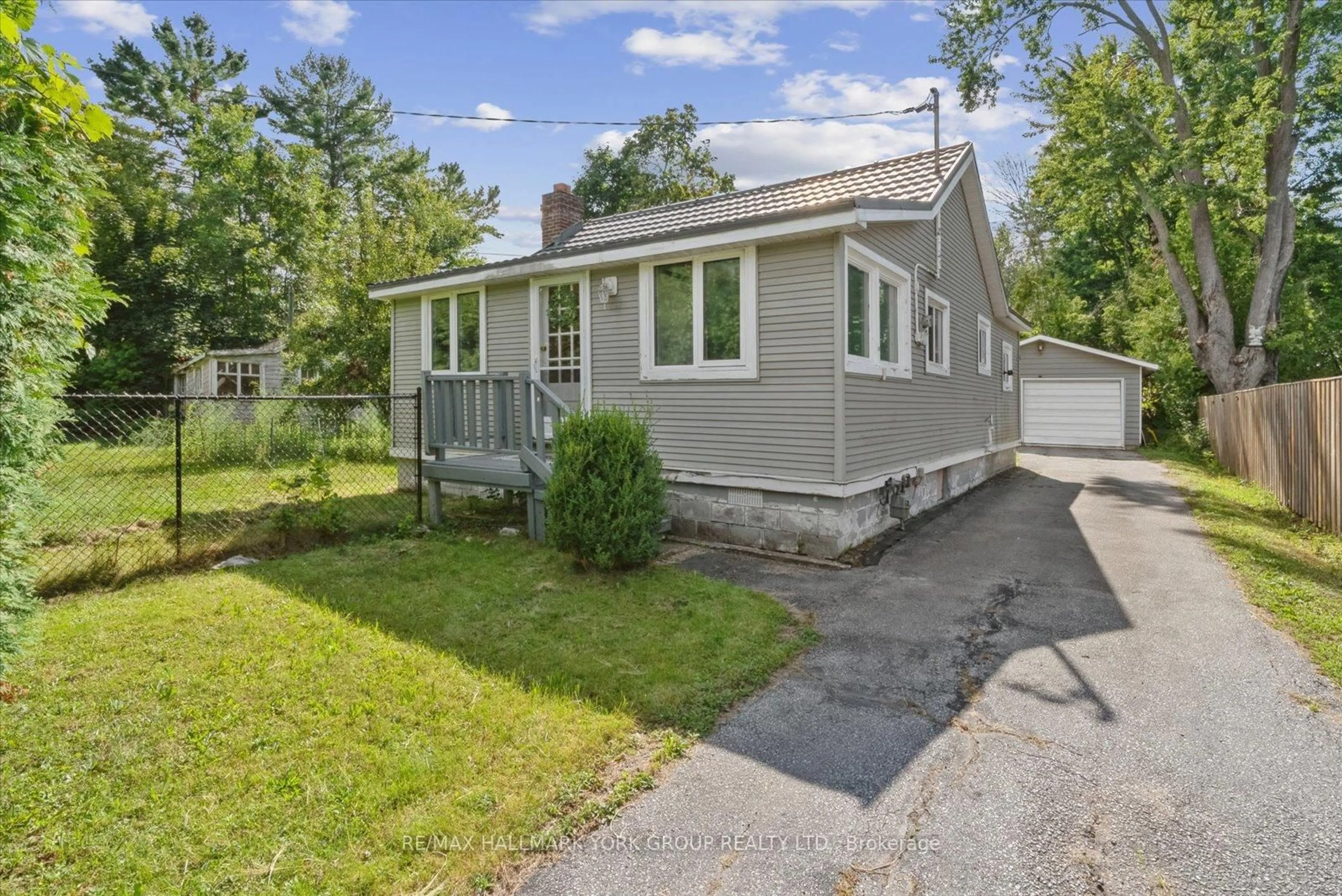 A pic from outside/outdoor area/front of a property/back of a property/a pic from drone, street for 6 Della St, Georgina Ontario L0E 1R0