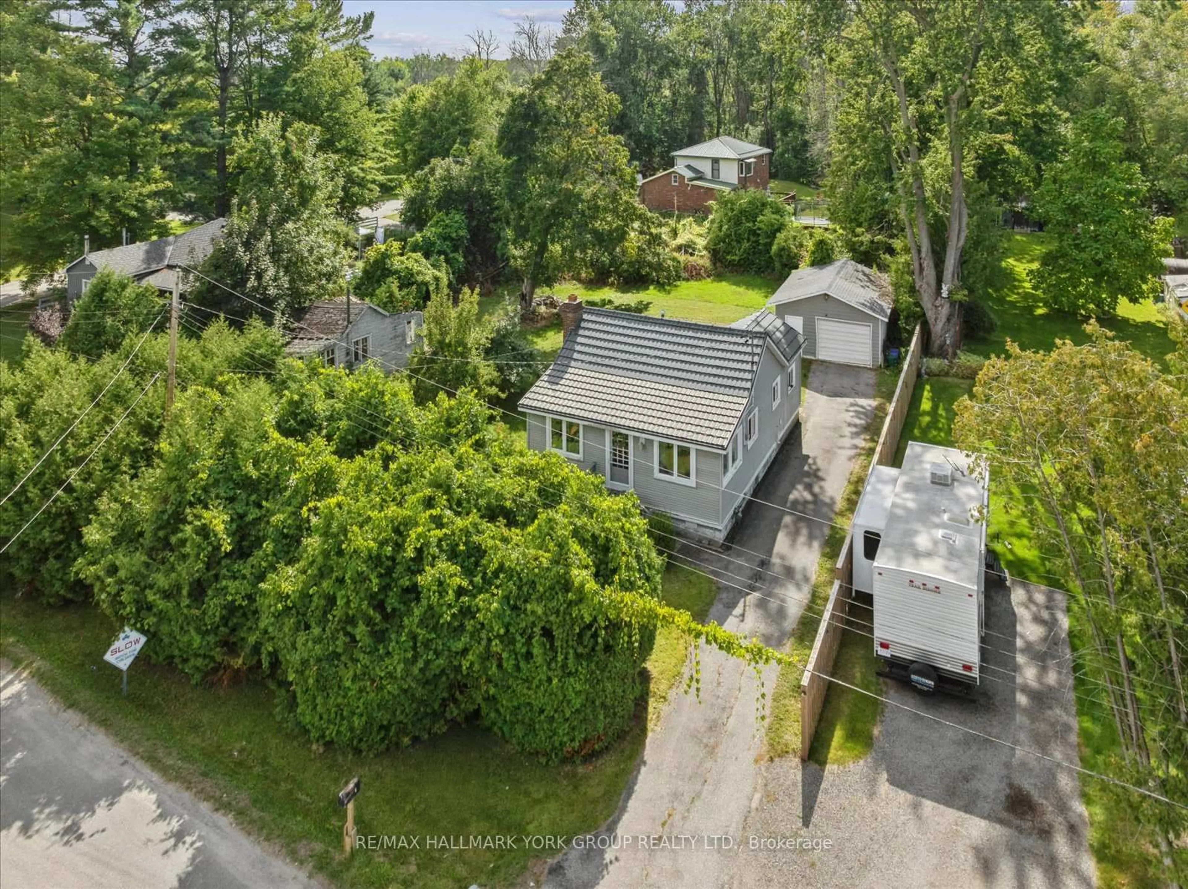 A pic from outside/outdoor area/front of a property/back of a property/a pic from drone, street for 6 Della St, Georgina Ontario L0E 1R0