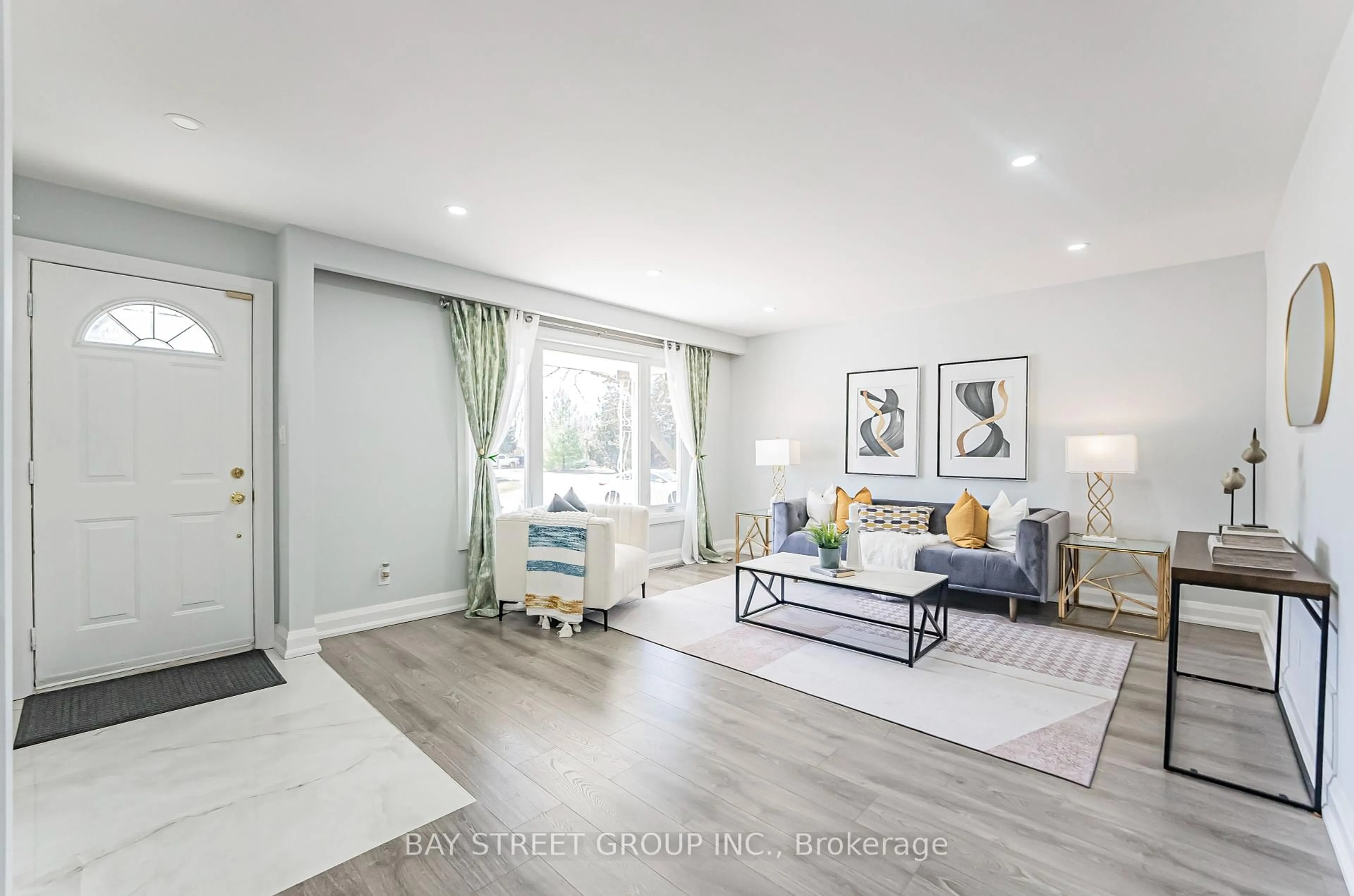 Living room with furniture, unknown for 51 Rockport Cres, Richmond Hill Ontario L4C 2L7