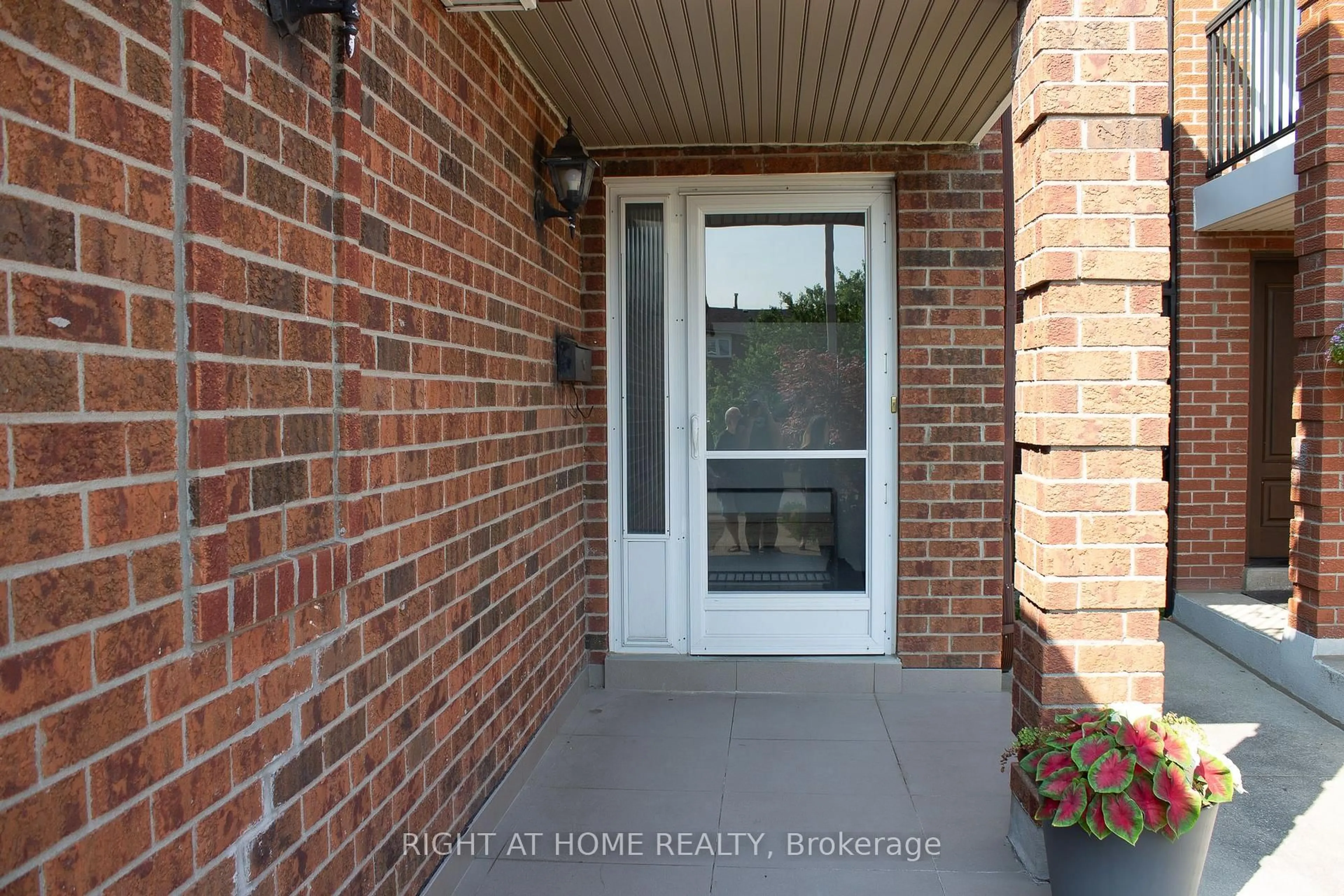 Indoor entryway for 8 Terra Rd, Vaughan Ontario L4L 3J5