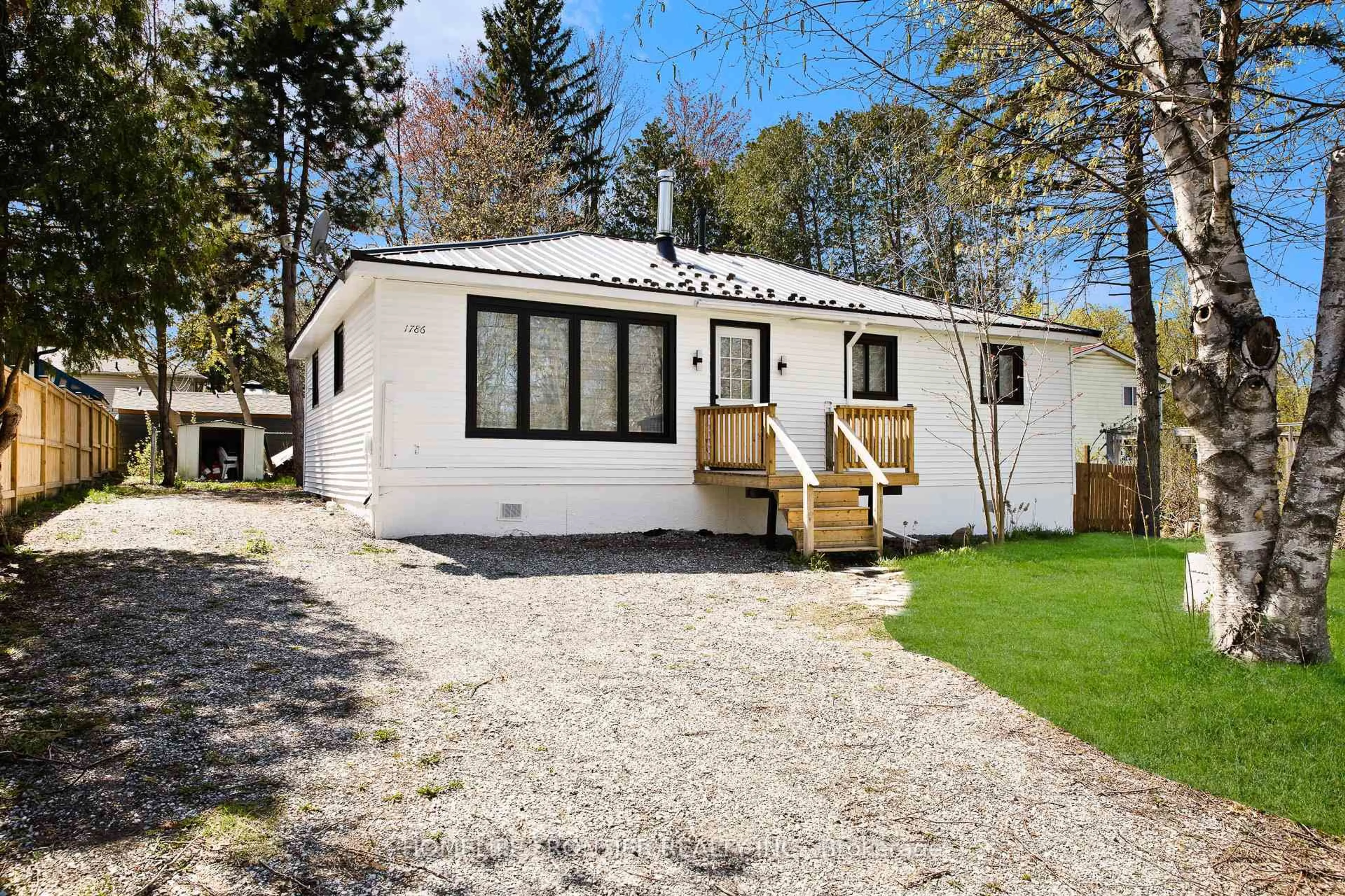 Home with vinyl exterior material, street for 1786 St Johns Rd, Innisfil Ontario L9S 1S9