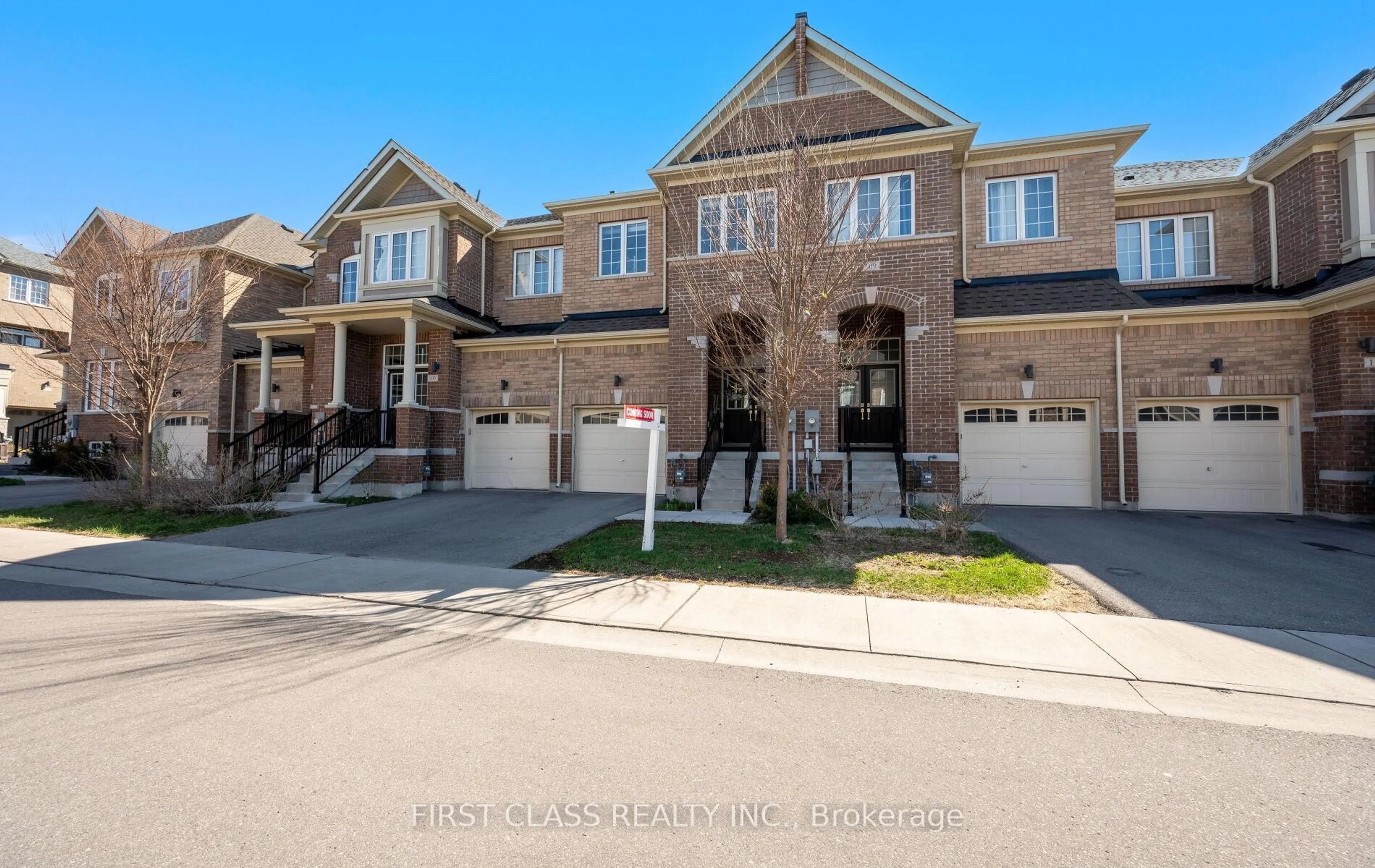 A pic from outside/outdoor area/front of a property/back of a property/a pic from drone, street for 107 Knott End Cres, Newmarket Ontario L3Y 0E4