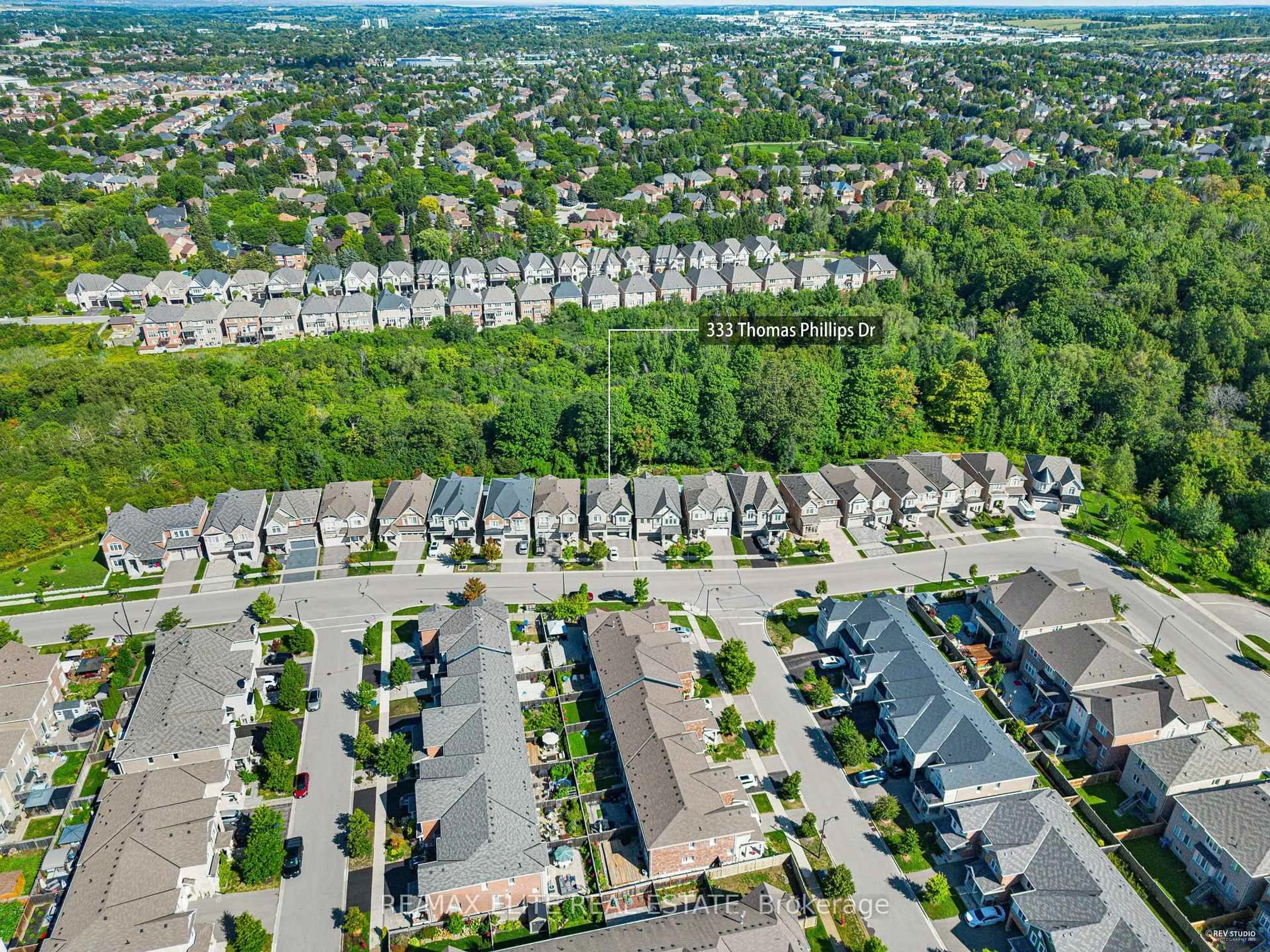 A pic from outside/outdoor area/front of a property/back of a property/a pic from drone, street for 333 Thomas Phillips Dr, Aurora Ontario L4G 0T3