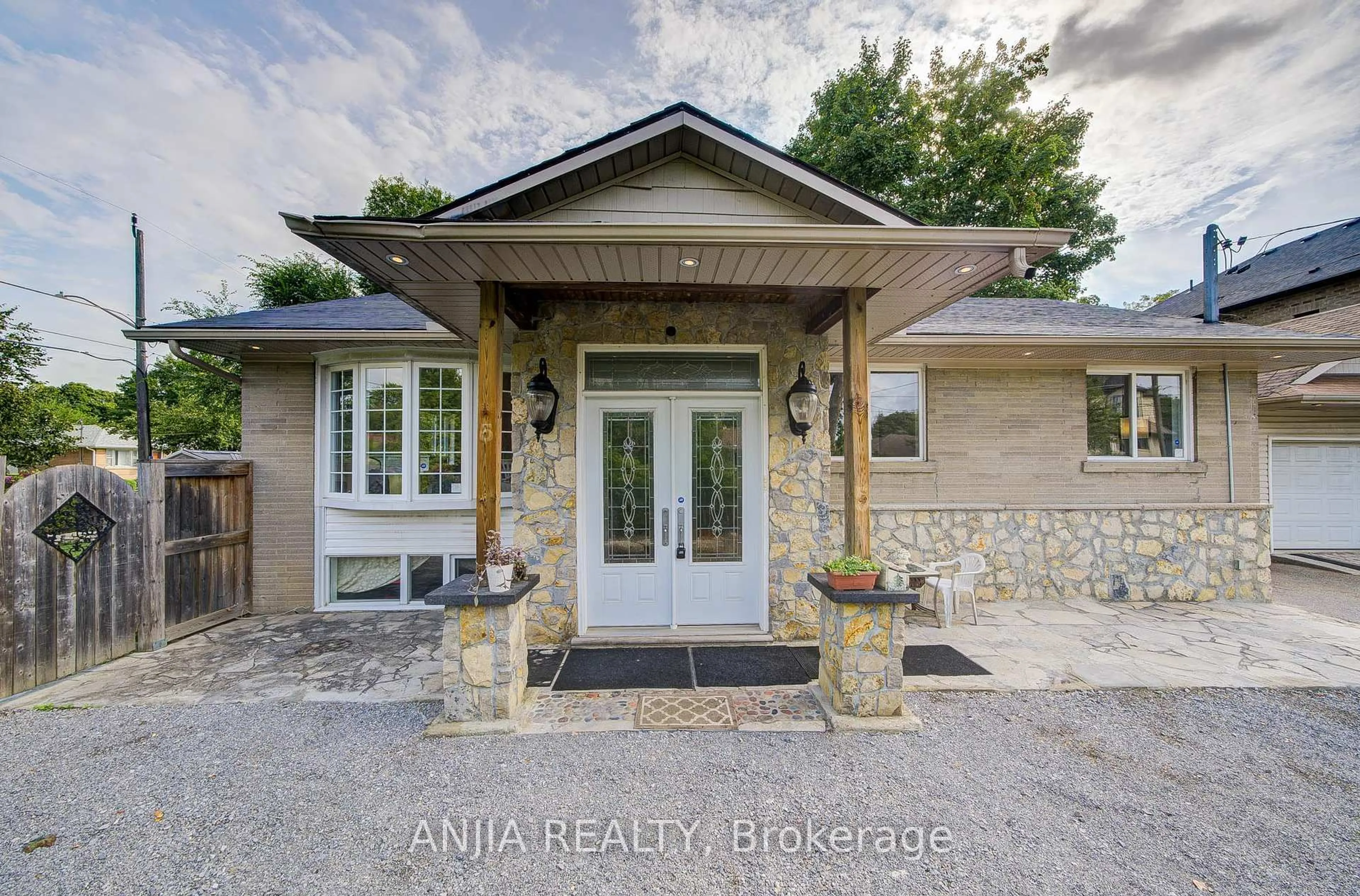 Indoor entryway for 5 Beaverton Rd, Richmond Hill Ontario L4C 2H5